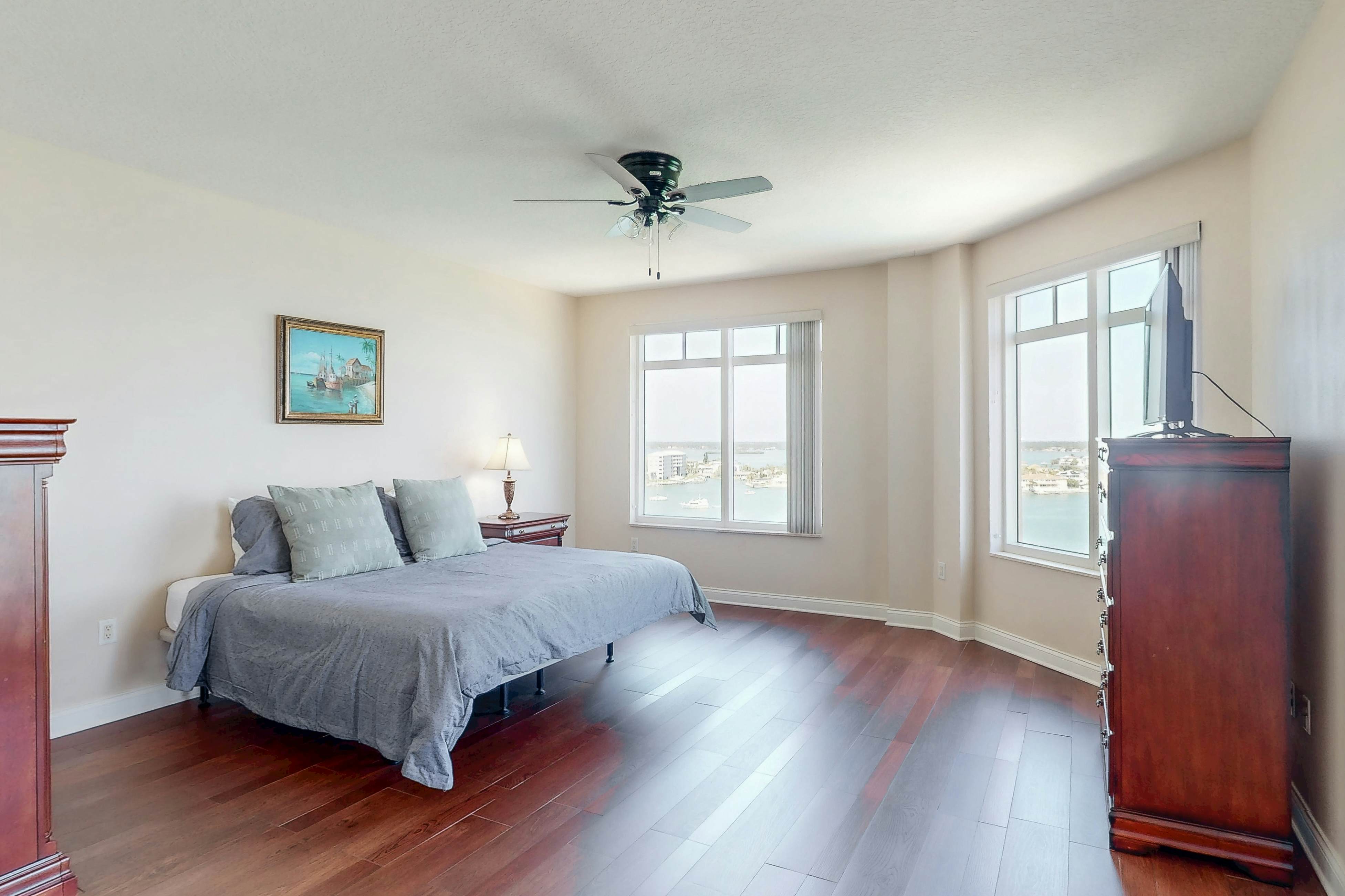 Luxury stunning waterfront condo, Central AC, pool, snowbird friendly