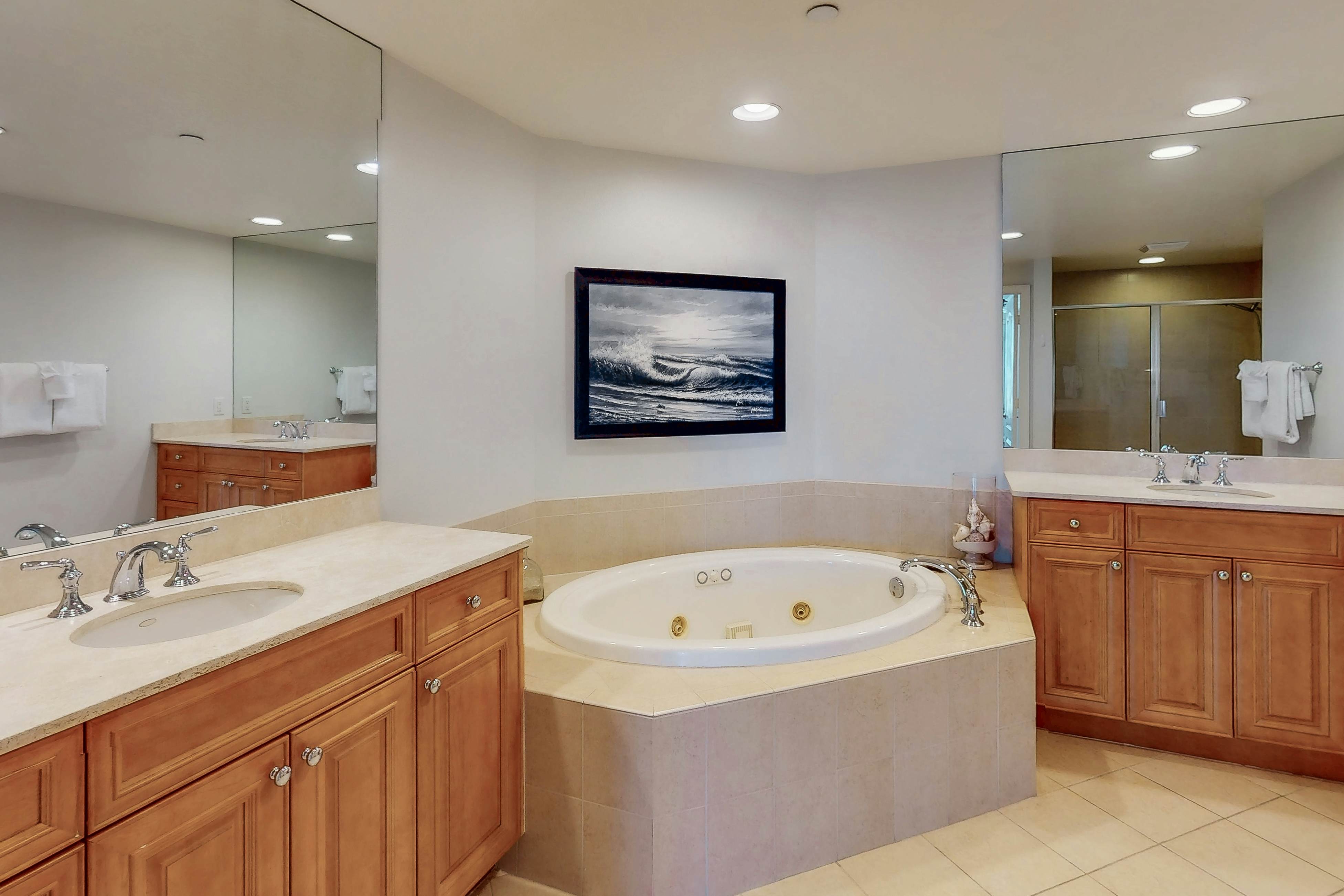 Luxury stunning waterfront condo, Central AC, pool, snowbird friendly