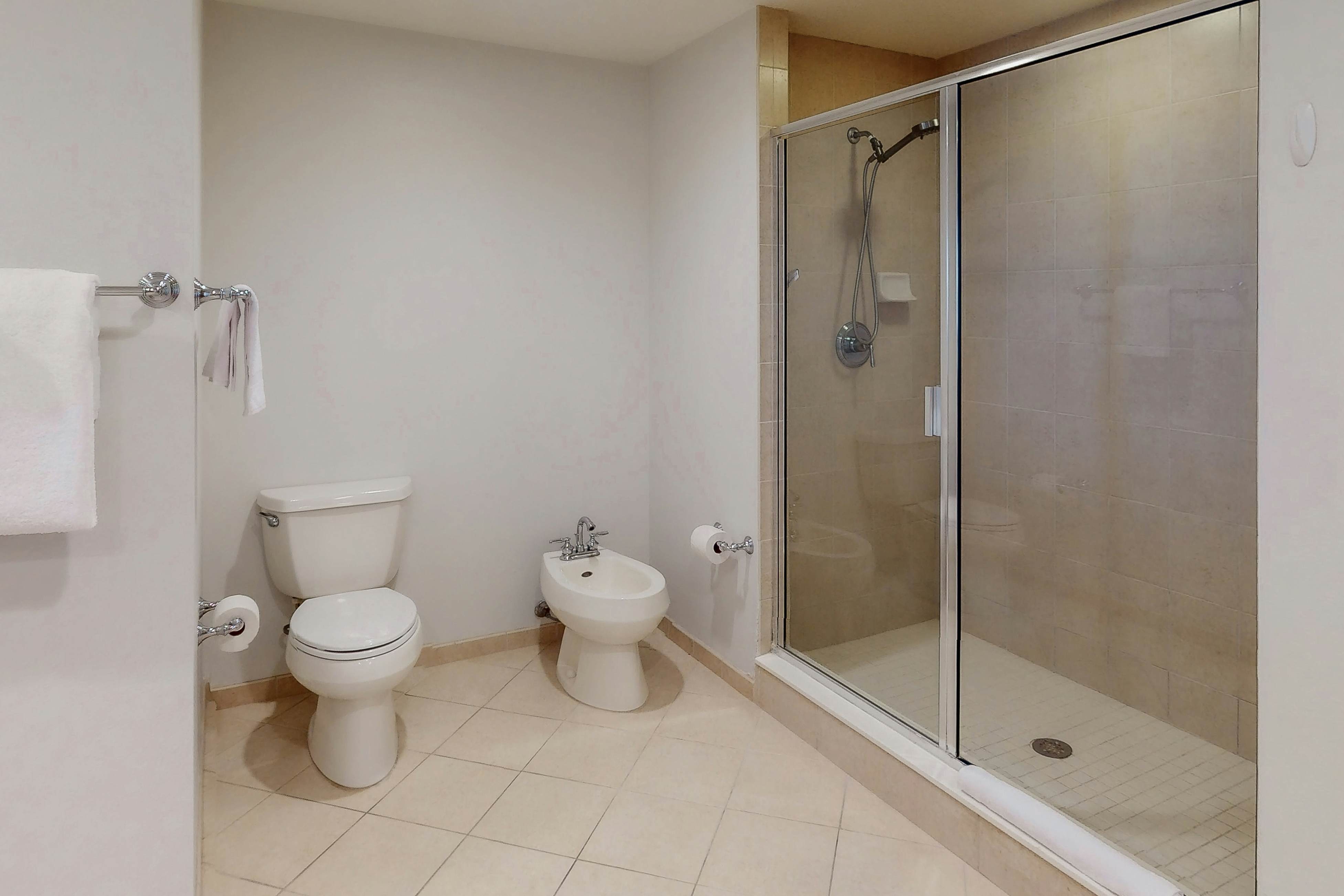 Luxury stunning waterfront condo, Central AC, pool, snowbird friendly