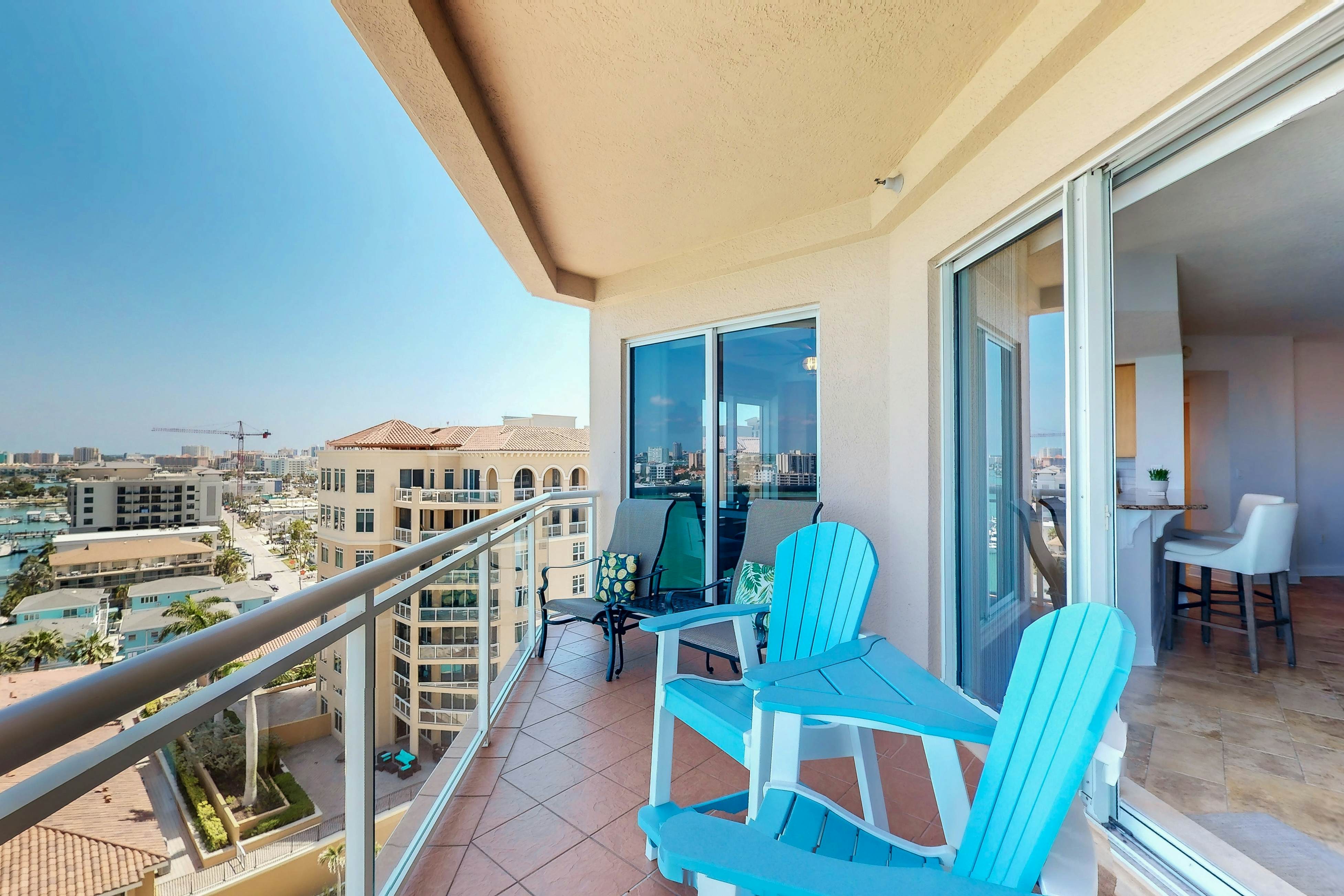 Luxury stunning waterfront condo, Central AC, pool, snowbird friendly