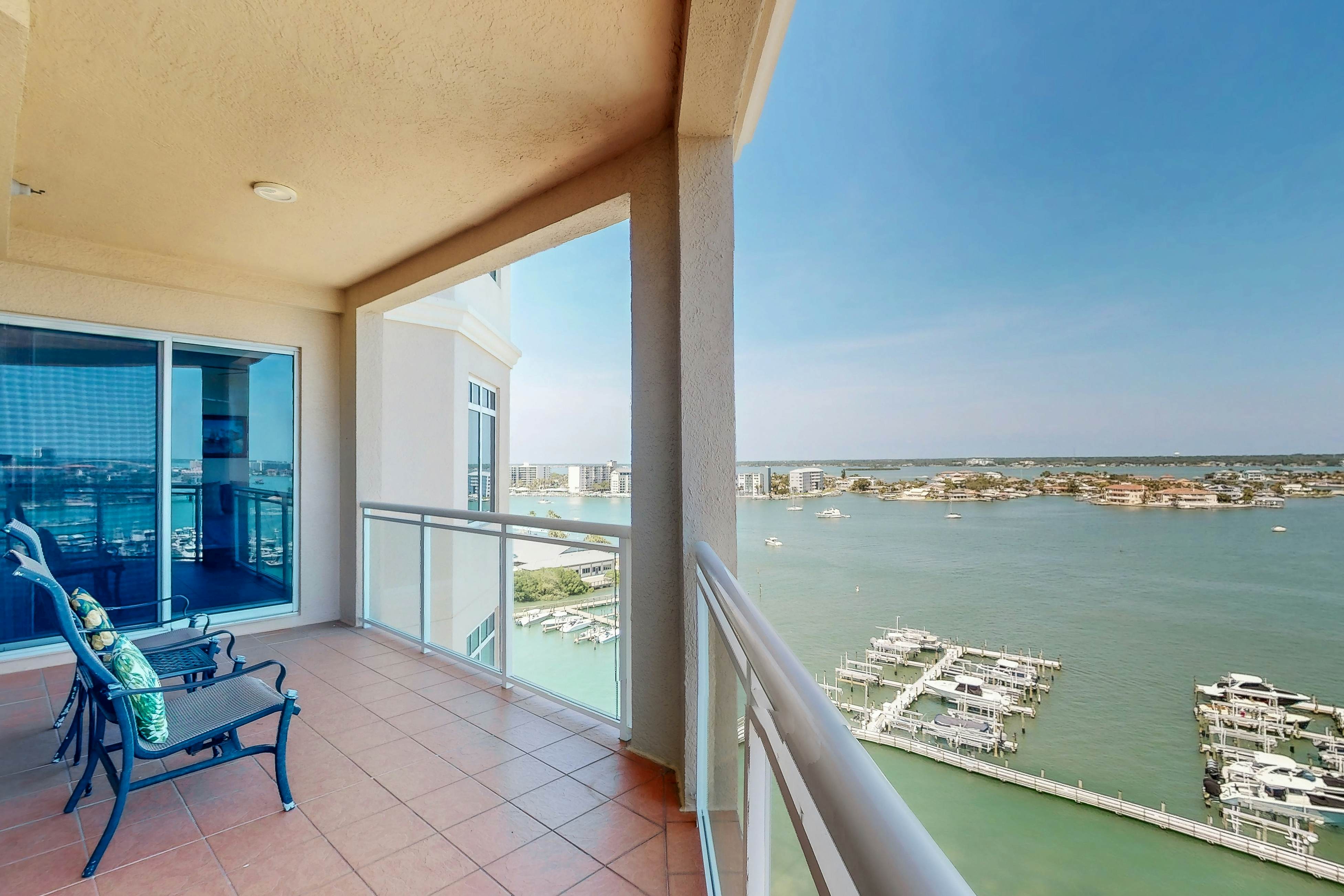 Luxury stunning waterfront condo, Central AC, pool, snowbird friendly