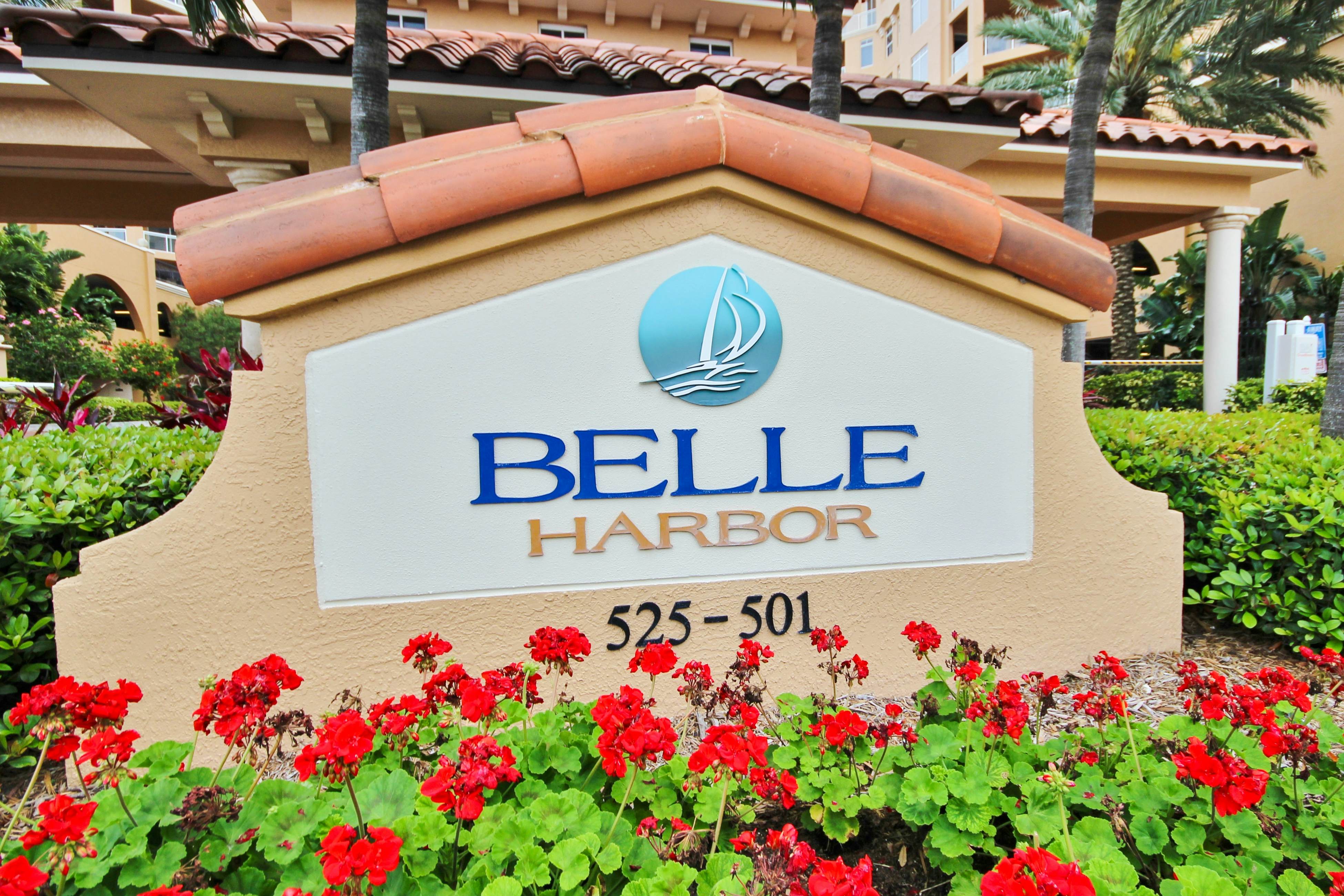 Luxury stunning waterfront condo, Central AC, pool, snowbird friendly