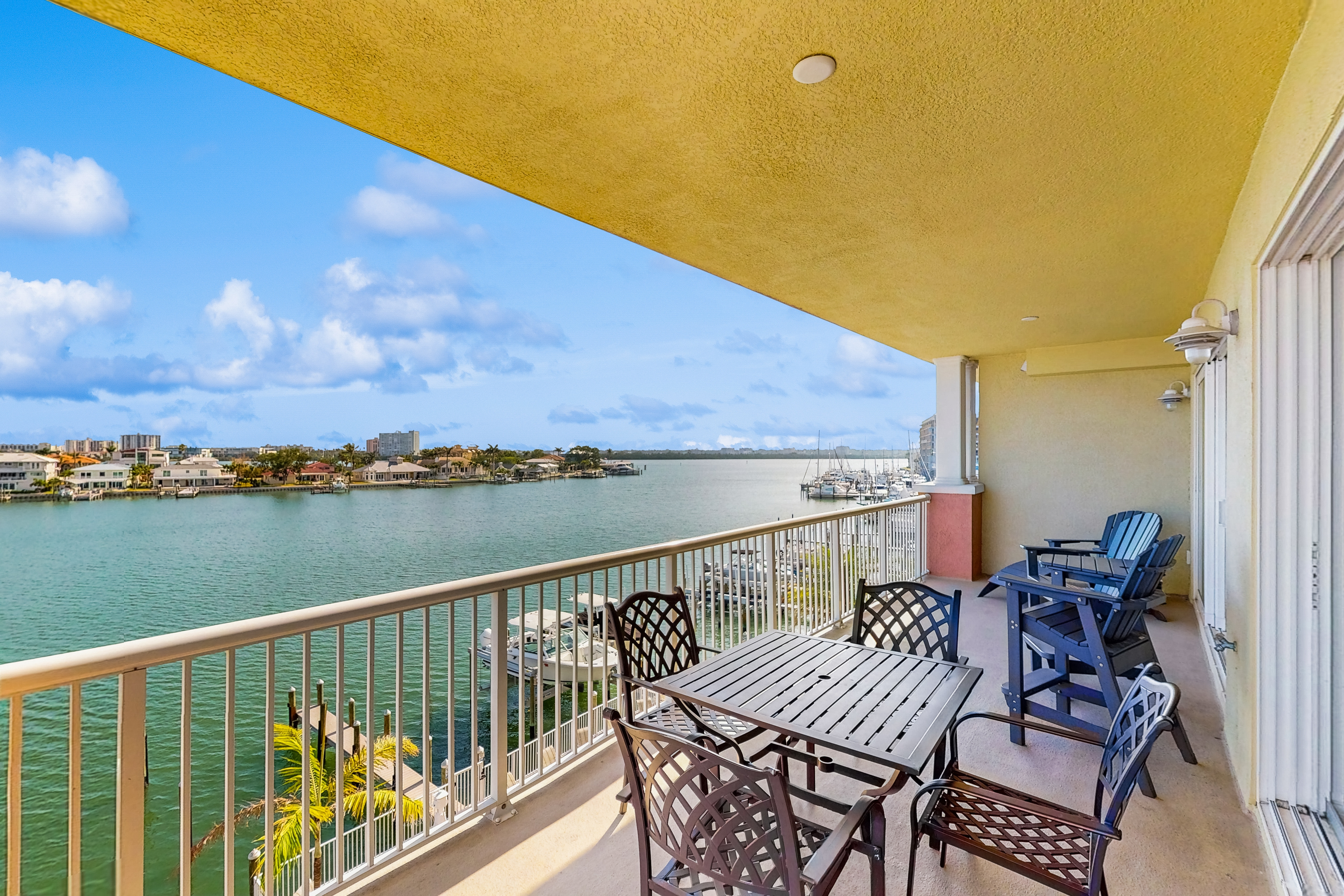 Waterfront Condo w WiFi Washer Dryer and Central AC Snowbird Friendly