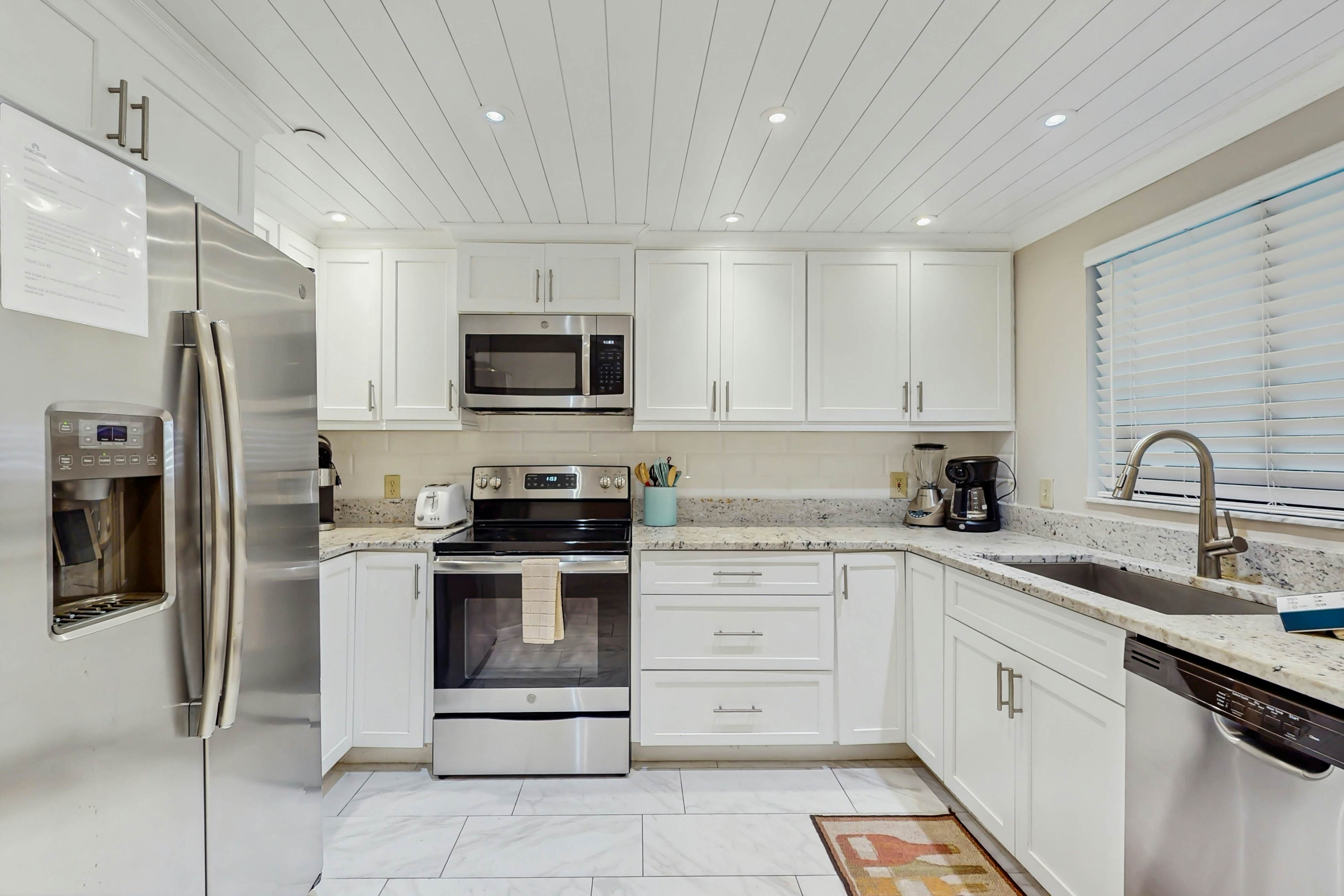 Beachfront condo with great views, balcony, heated pool, sauna & hot tub