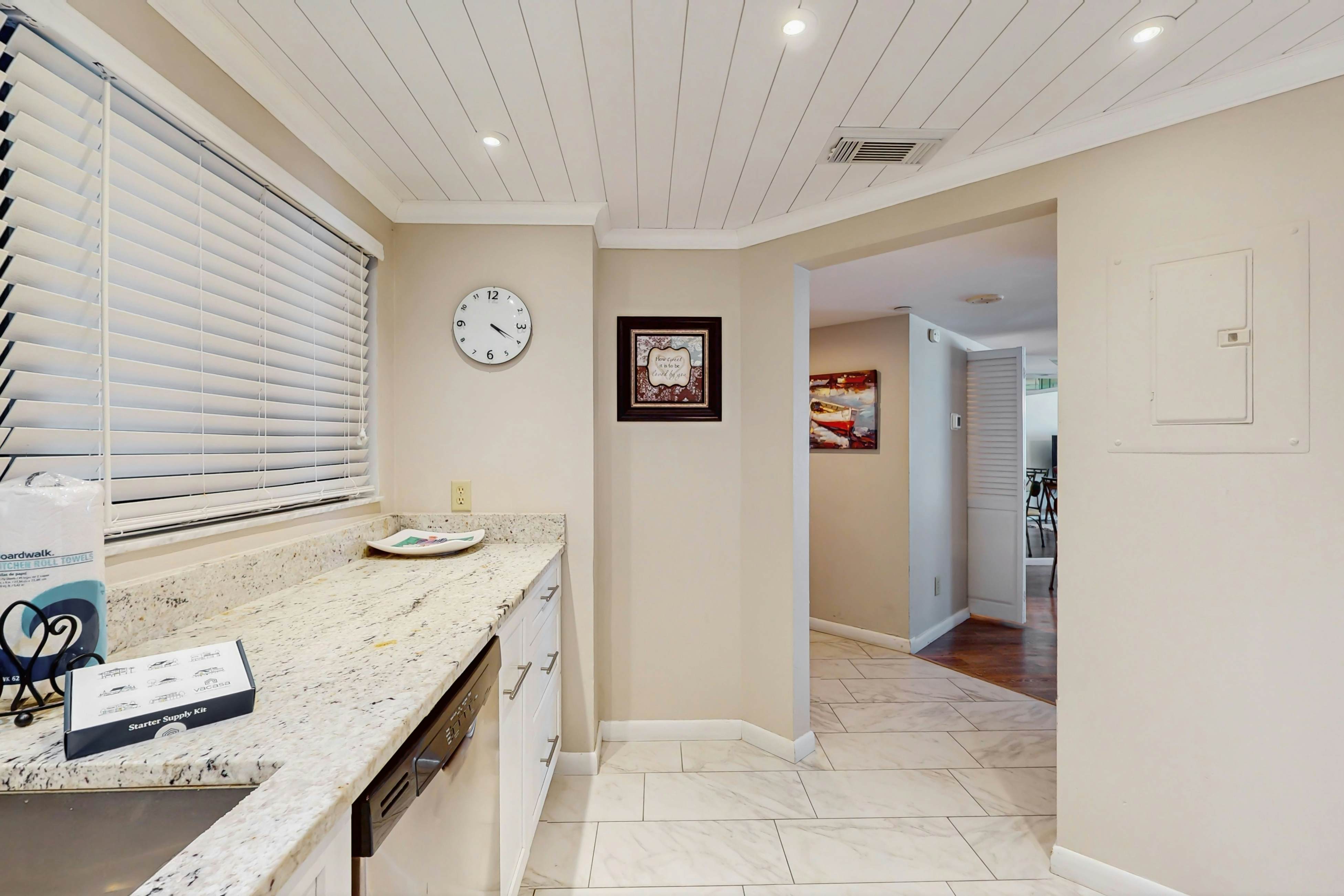 Beachfront condo with great views, balcony, heated pool, sauna & hot tub