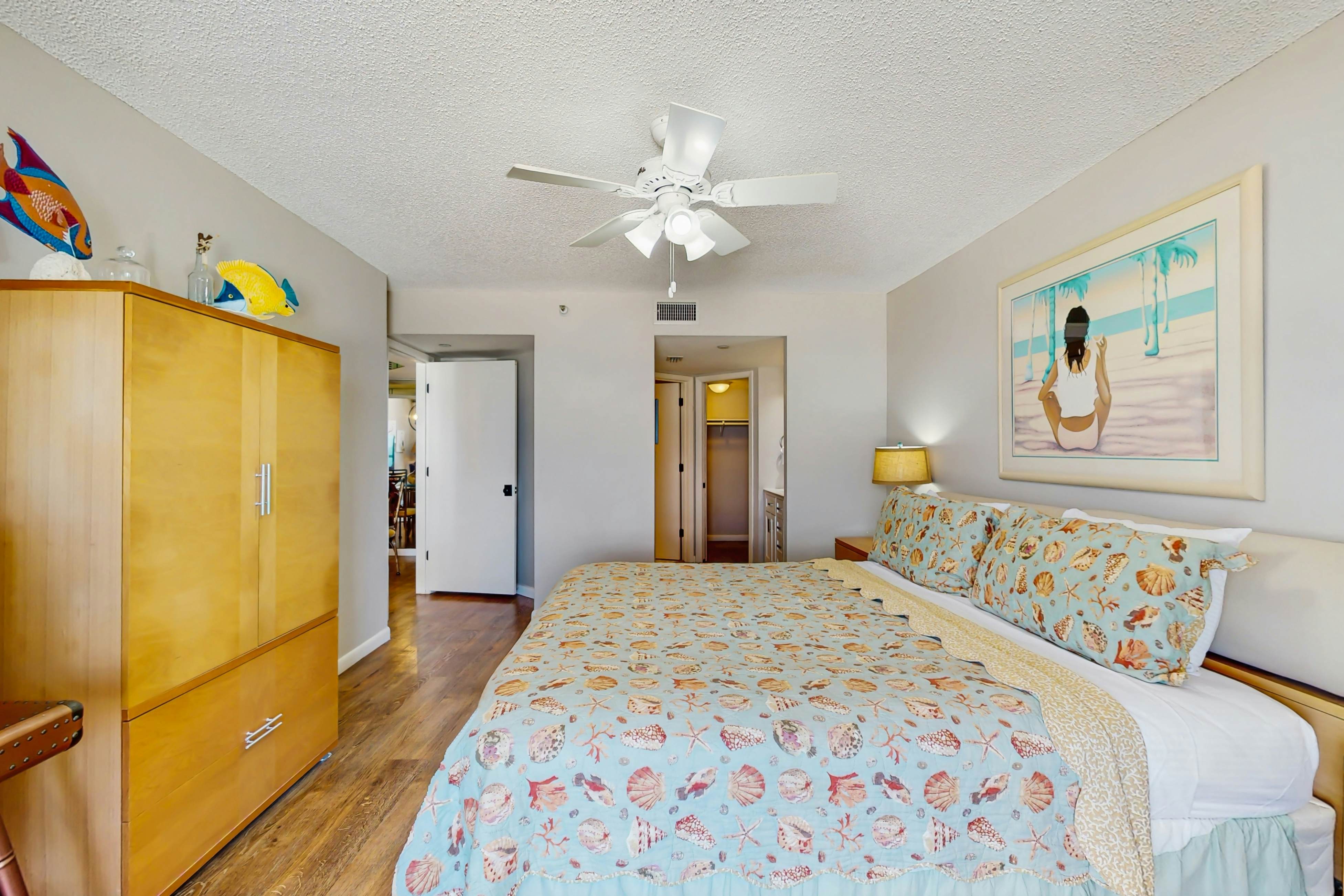 Beachfront condo with great views, balcony, heated pool, sauna & hot tub