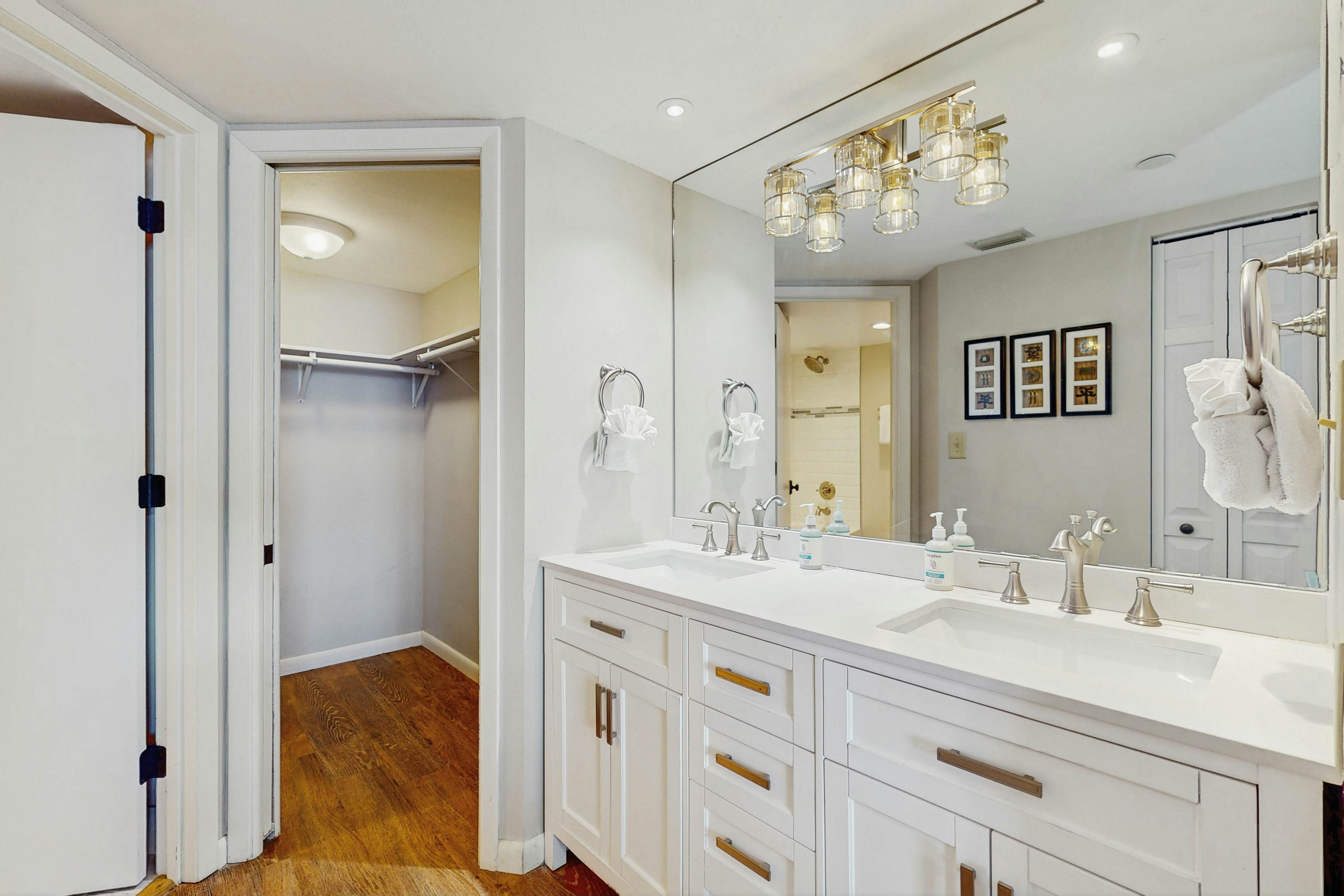 Beachfront condo with great views, balcony, heated pool, sauna & hot tub