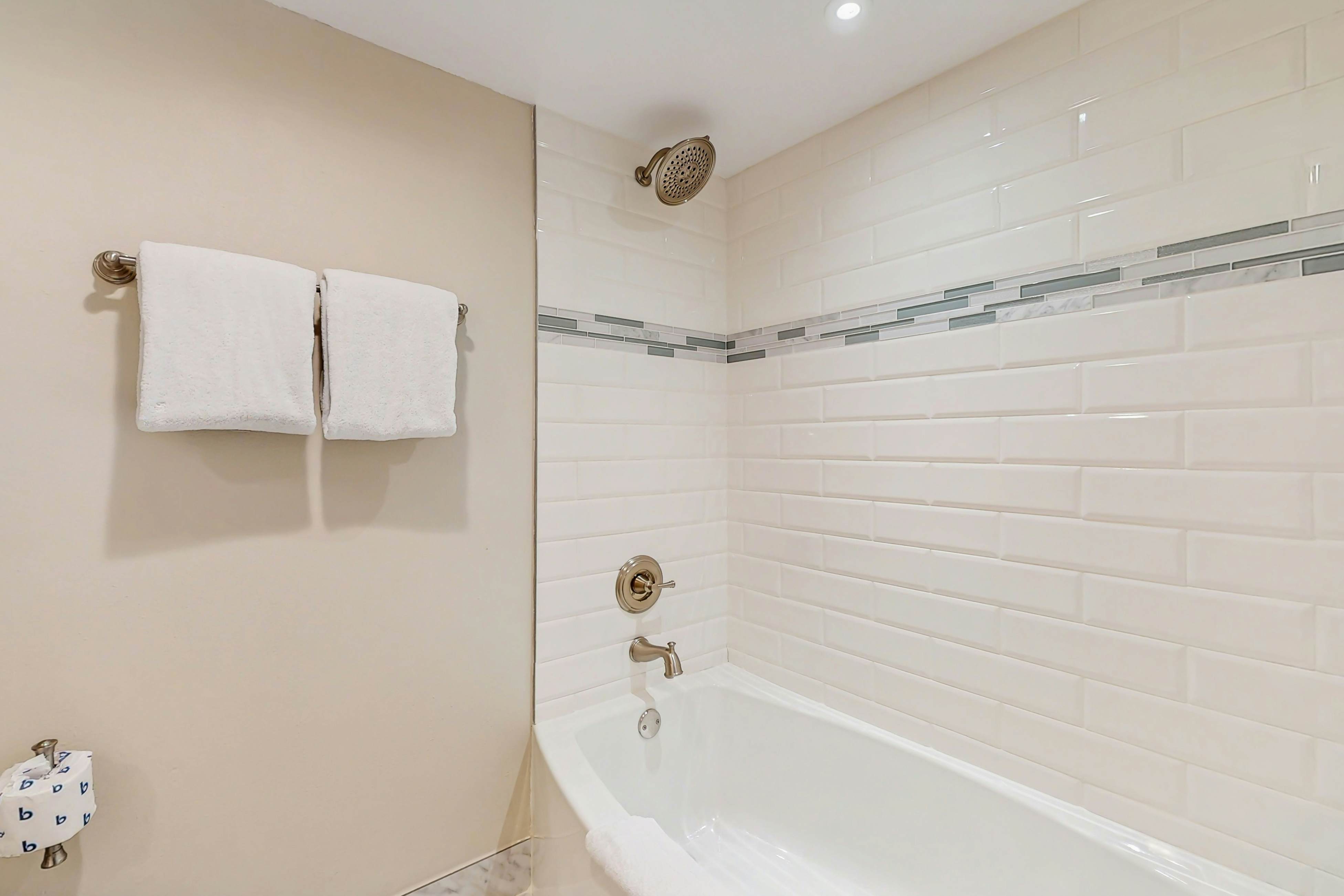 Beachfront condo with great views, balcony, heated pool, sauna & hot tub