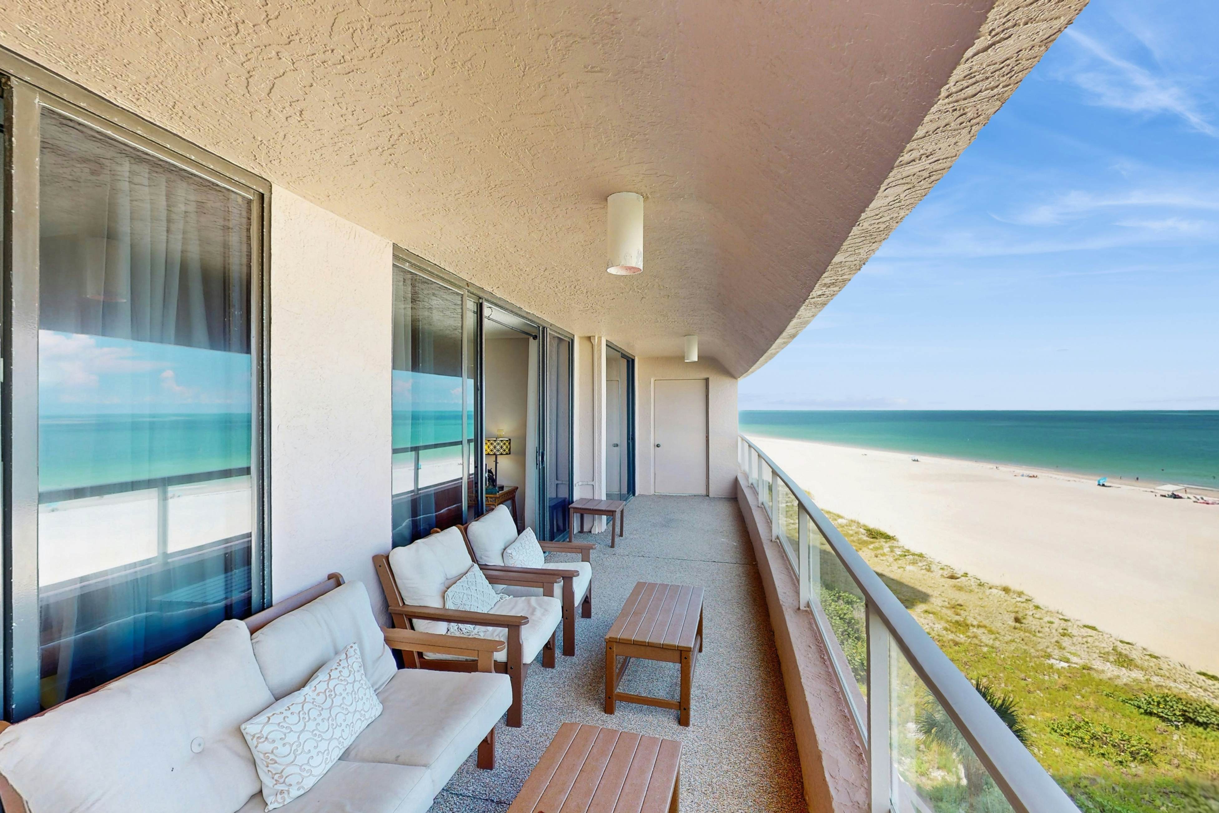 Beachfront condo with great views, balcony, heated pool, sauna & hot tub