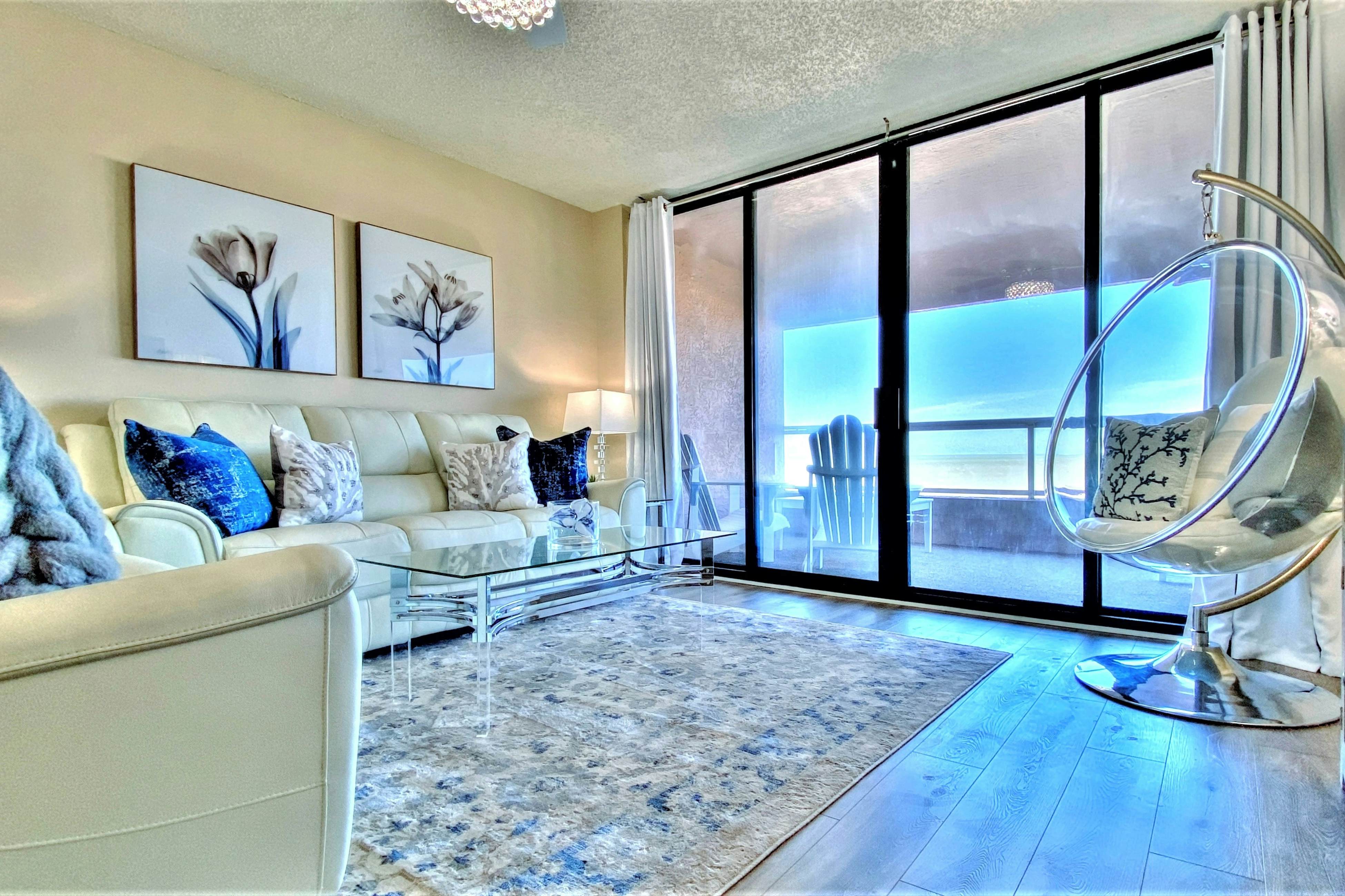 5th-floor condo with unobstructed views, heated pool, hot tub, gym & sauna