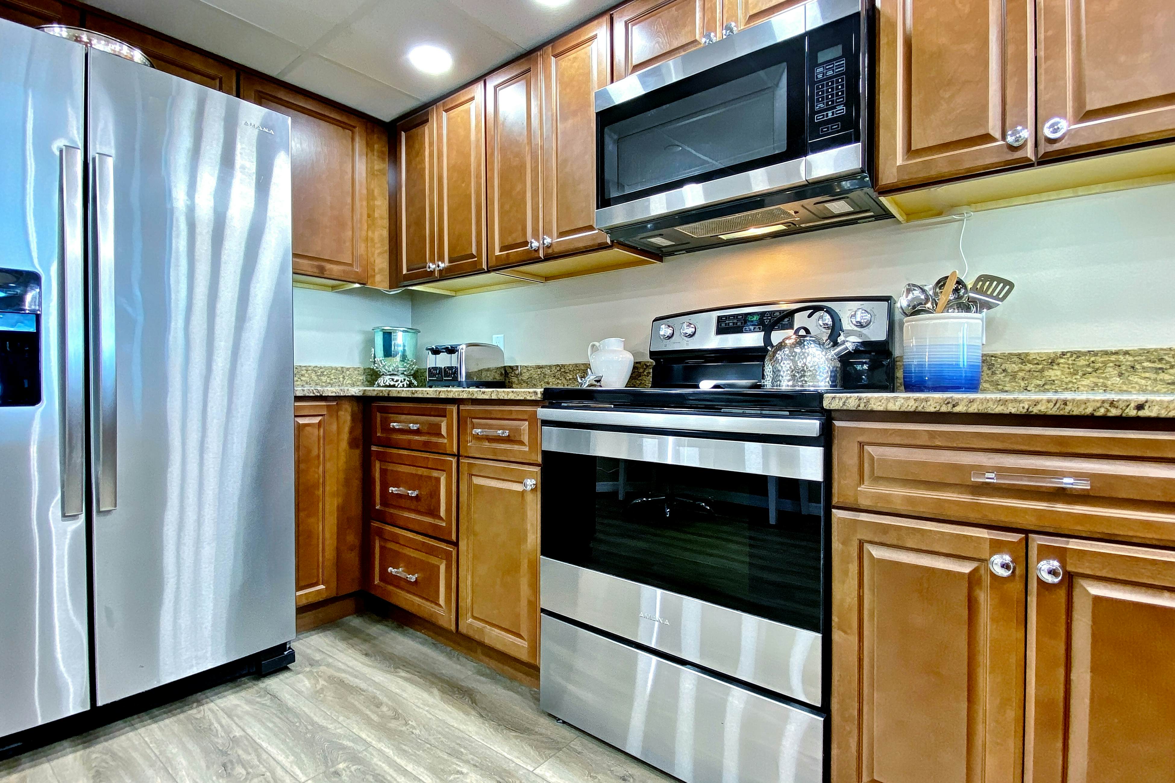 5th-floor condo with unobstructed views, heated pool, hot tub, gym & sauna