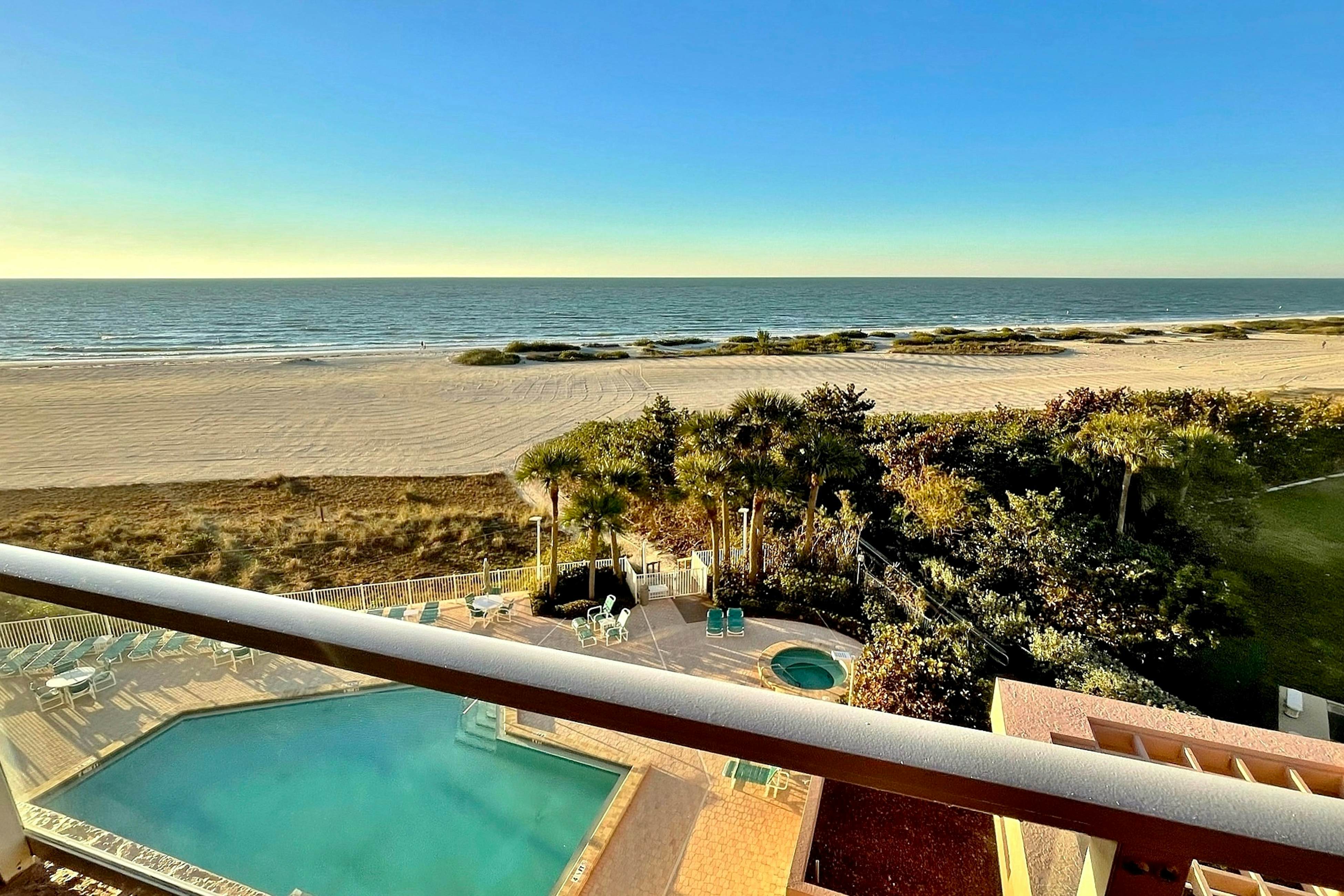 5th-floor condo with unobstructed views, heated pool, hot tub, gym & sauna