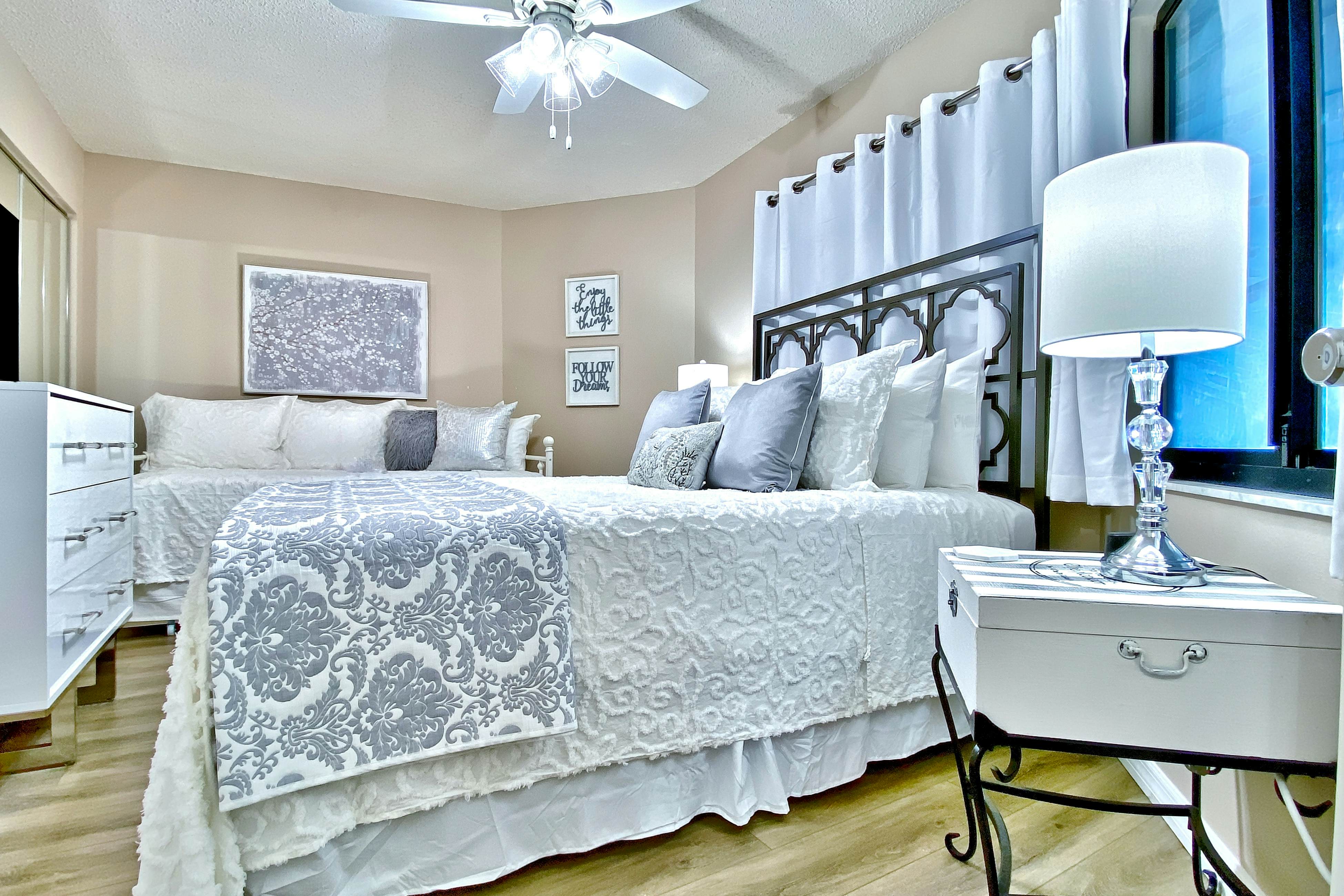 5th-floor condo with unobstructed views, heated pool, hot tub, gym & sauna