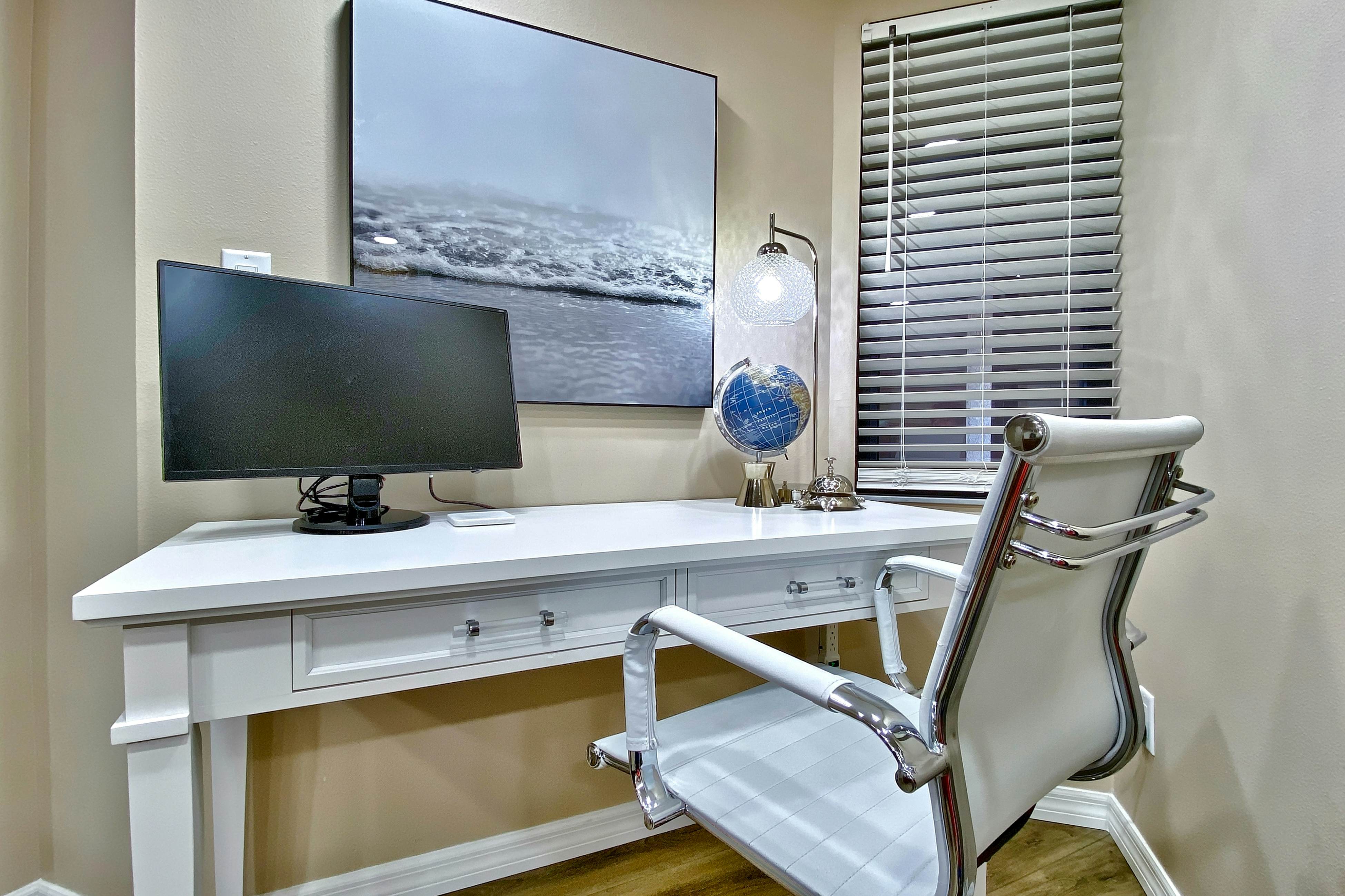 5th-floor condo with unobstructed views, heated pool, hot tub, gym & sauna