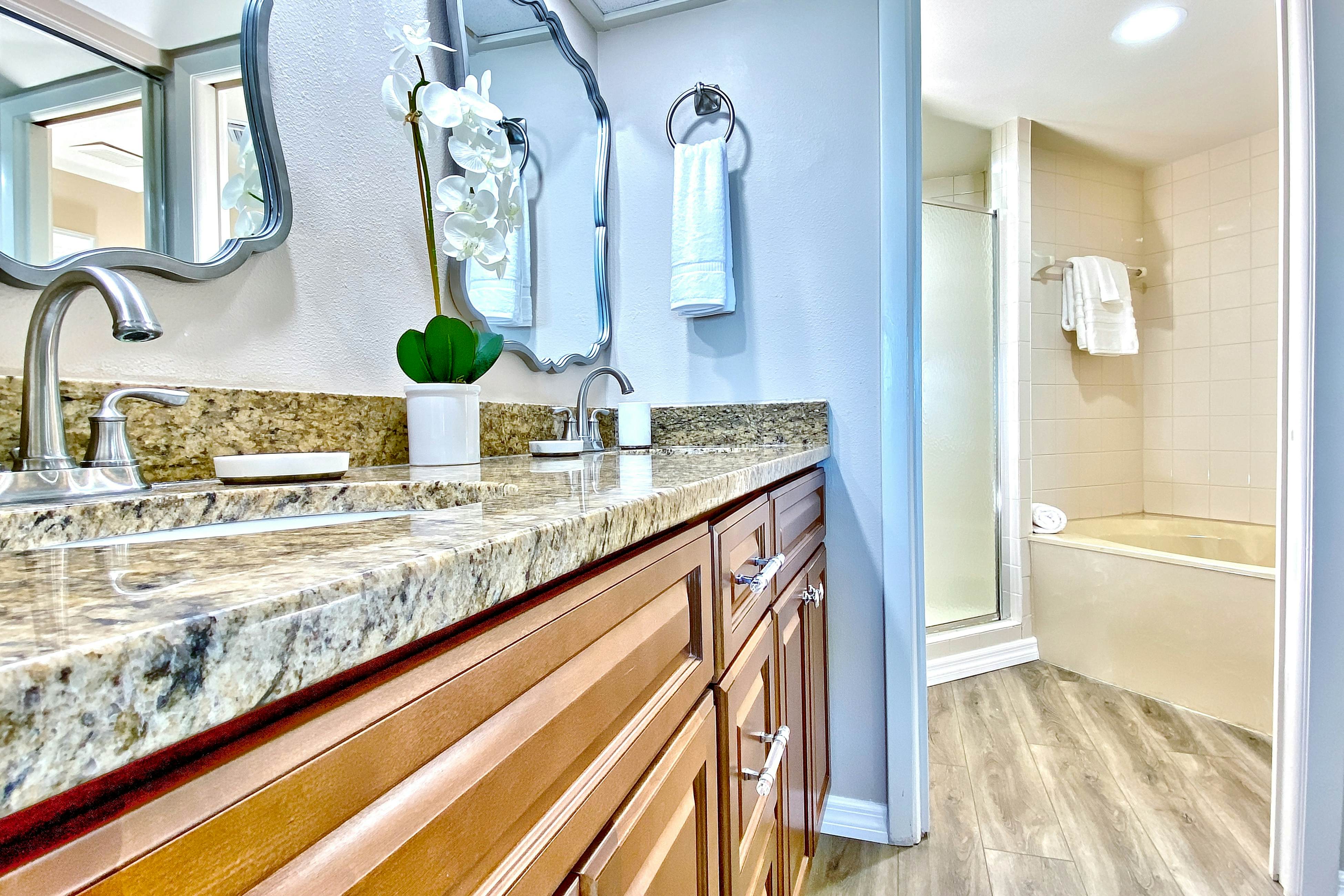 5th-floor condo with unobstructed views, heated pool, hot tub, gym & sauna