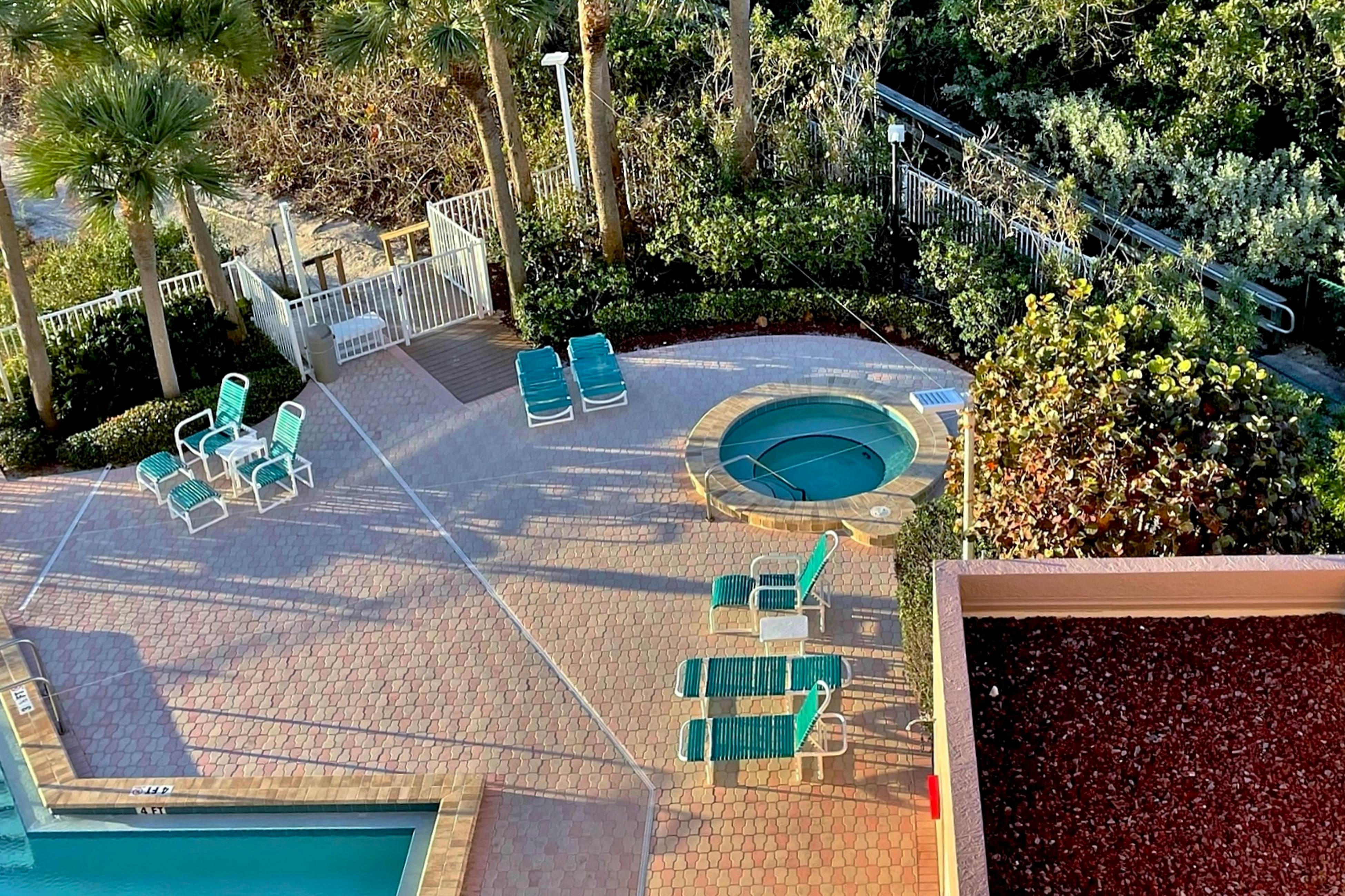 5th-floor condo with unobstructed views, heated pool, hot tub, gym & sauna