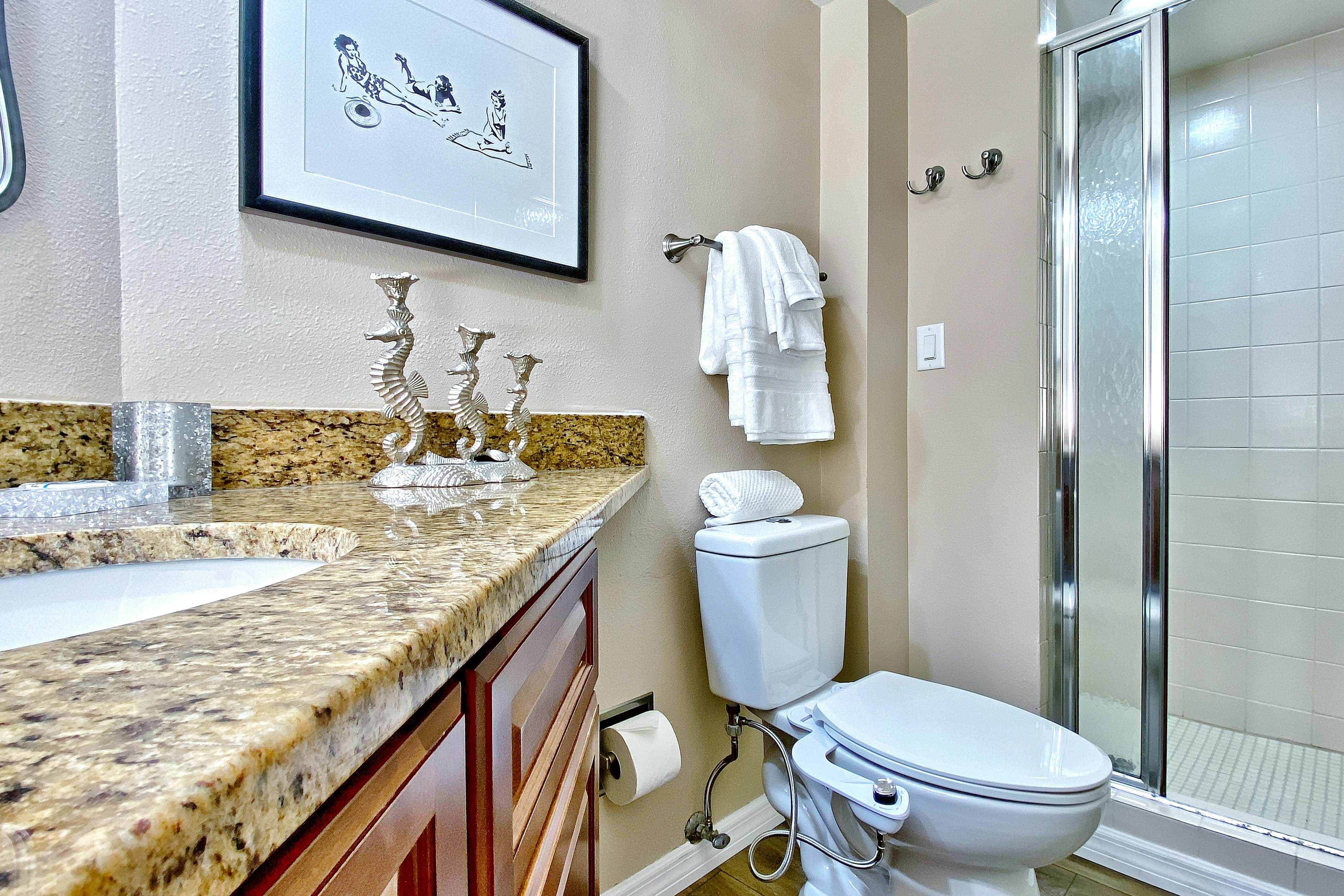 5th-floor condo with unobstructed views, heated pool, hot tub, gym & sauna