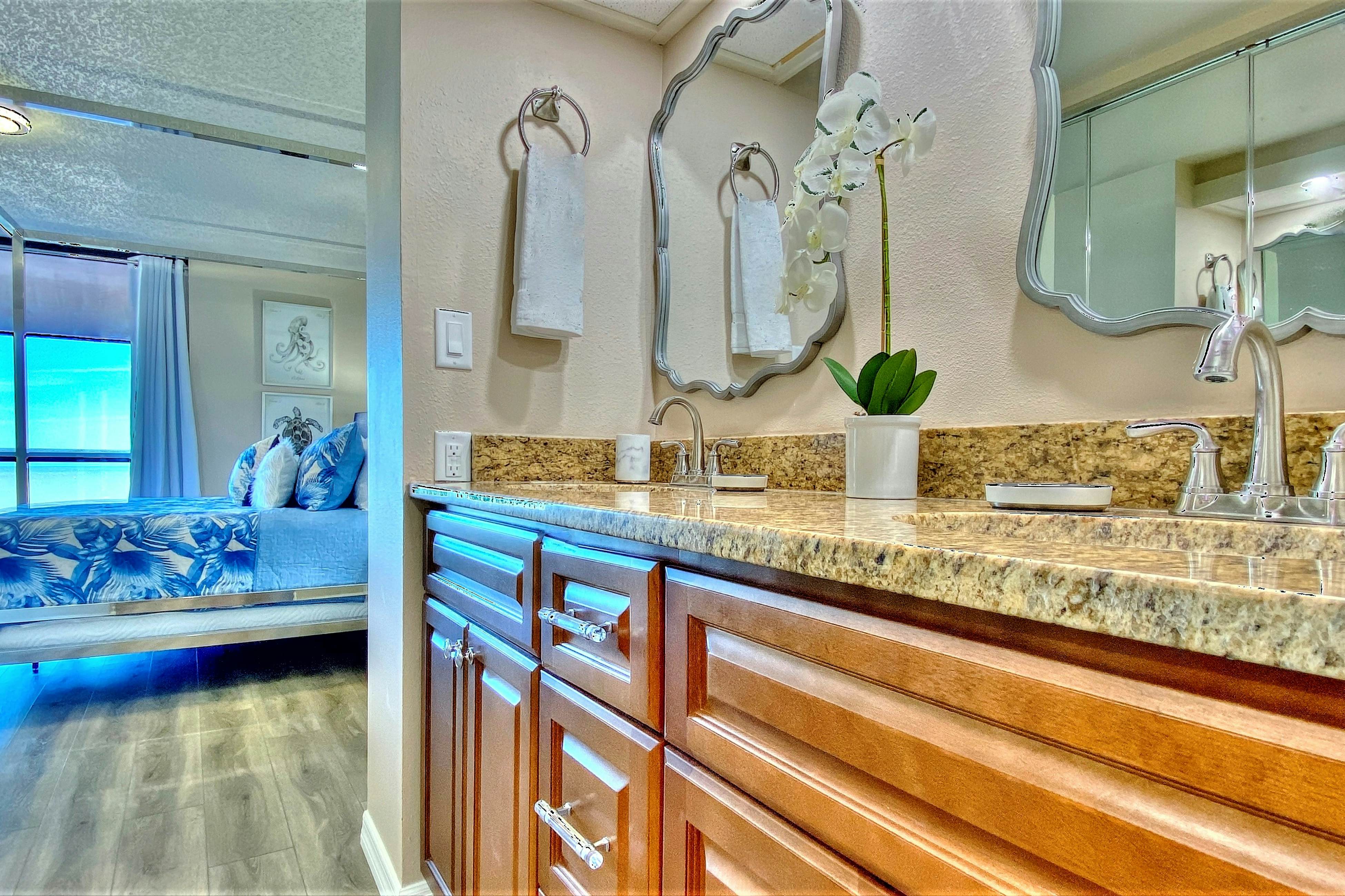 5th-floor condo with unobstructed views, heated pool, hot tub, gym & sauna