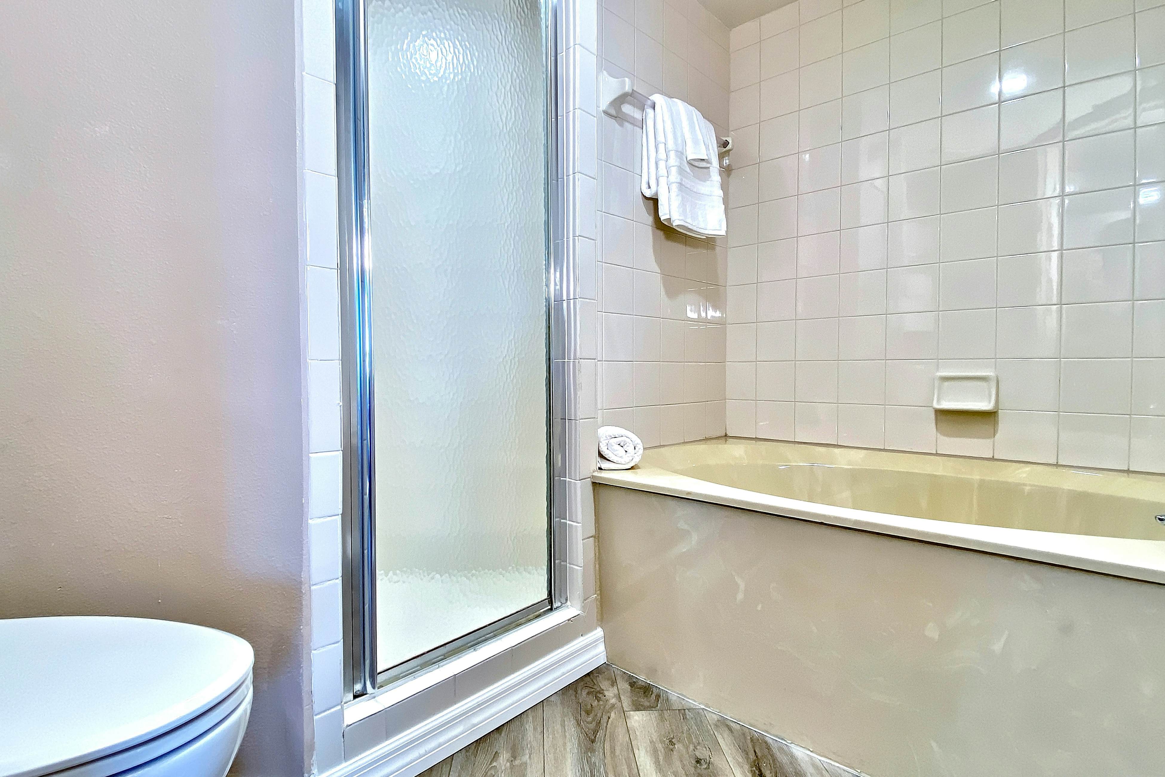 5th-floor condo with unobstructed views, heated pool, hot tub, gym & sauna