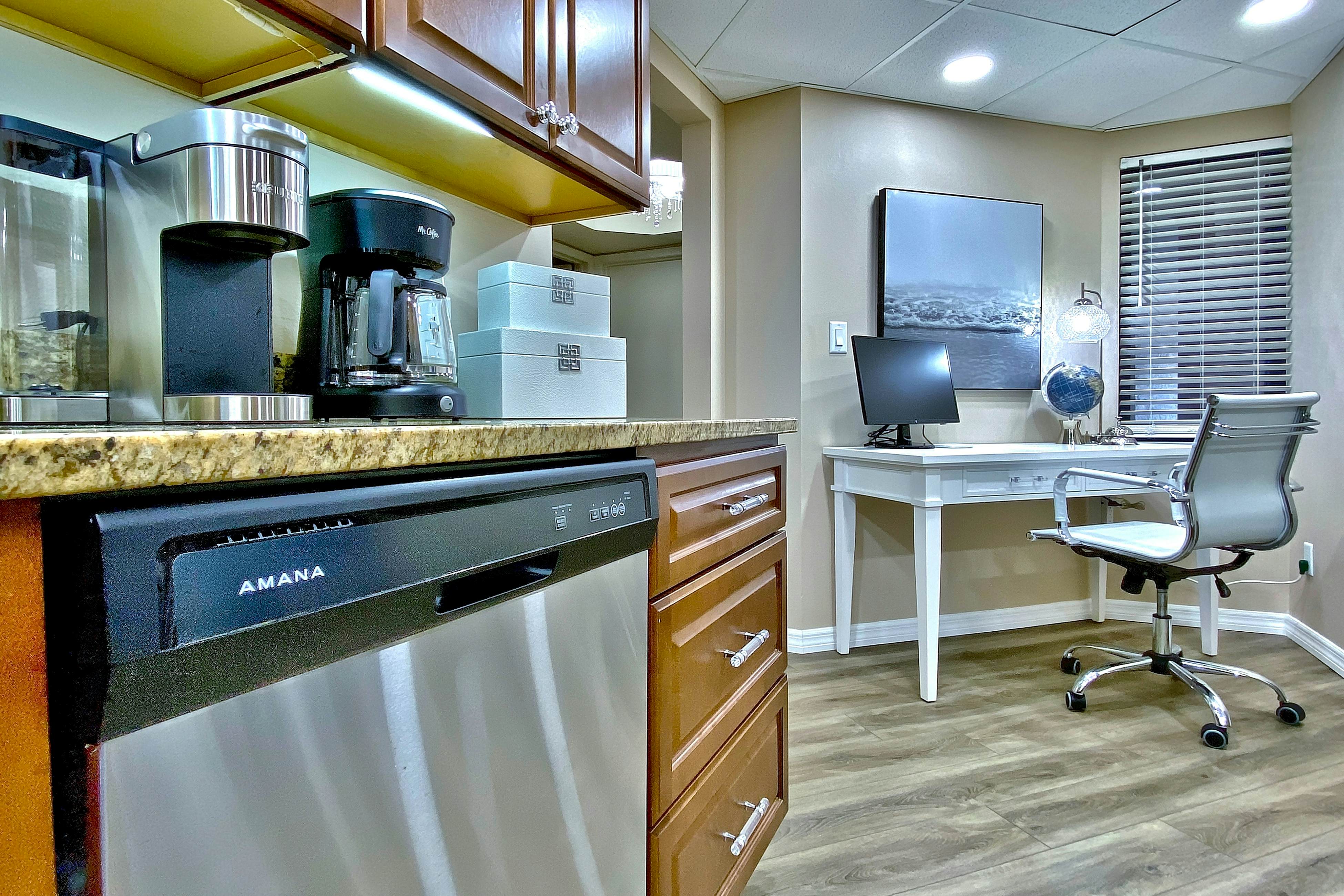 5th-floor condo with unobstructed views, heated pool, hot tub, gym & sauna