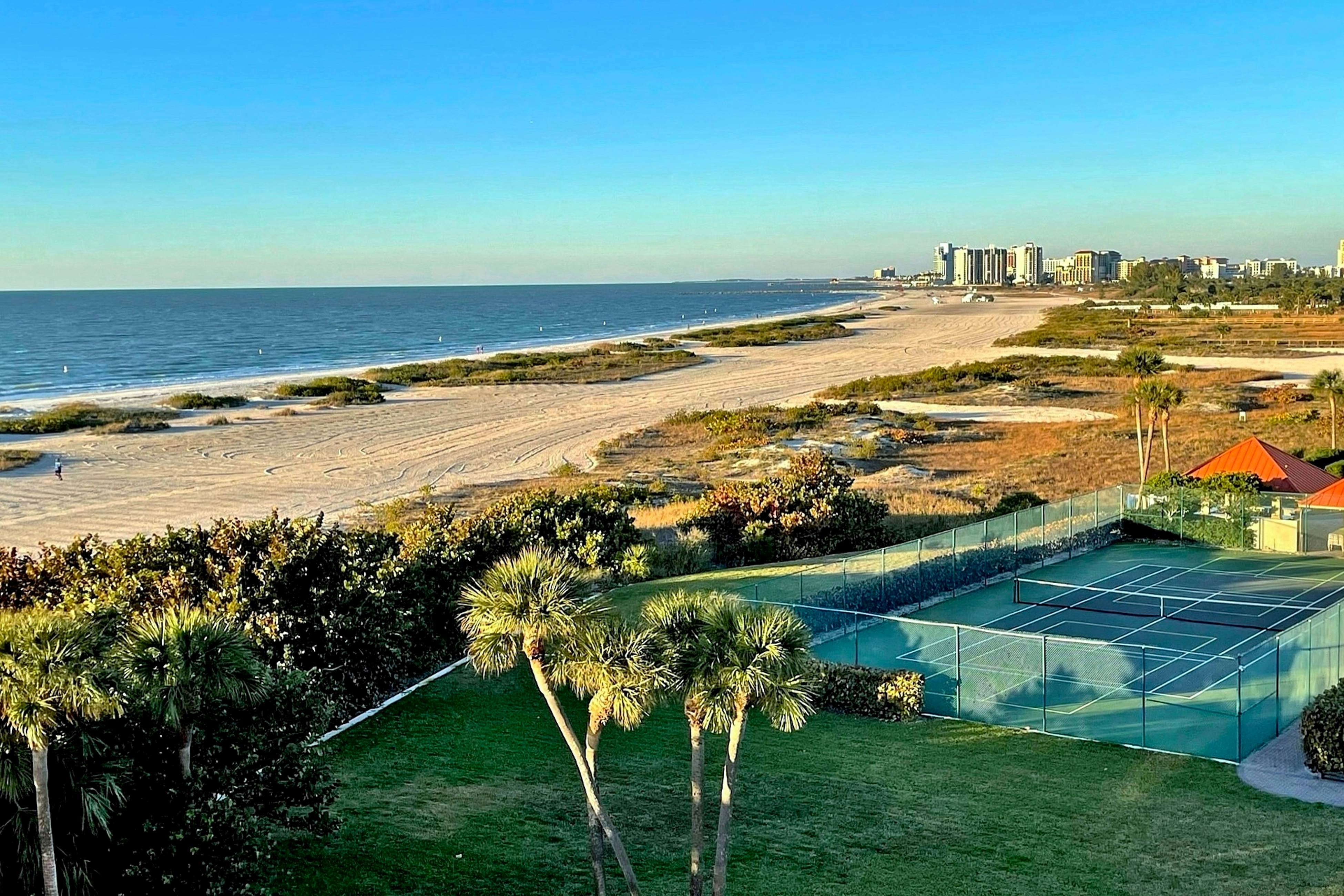 5th-floor condo with unobstructed views, heated pool, hot tub, gym & sauna