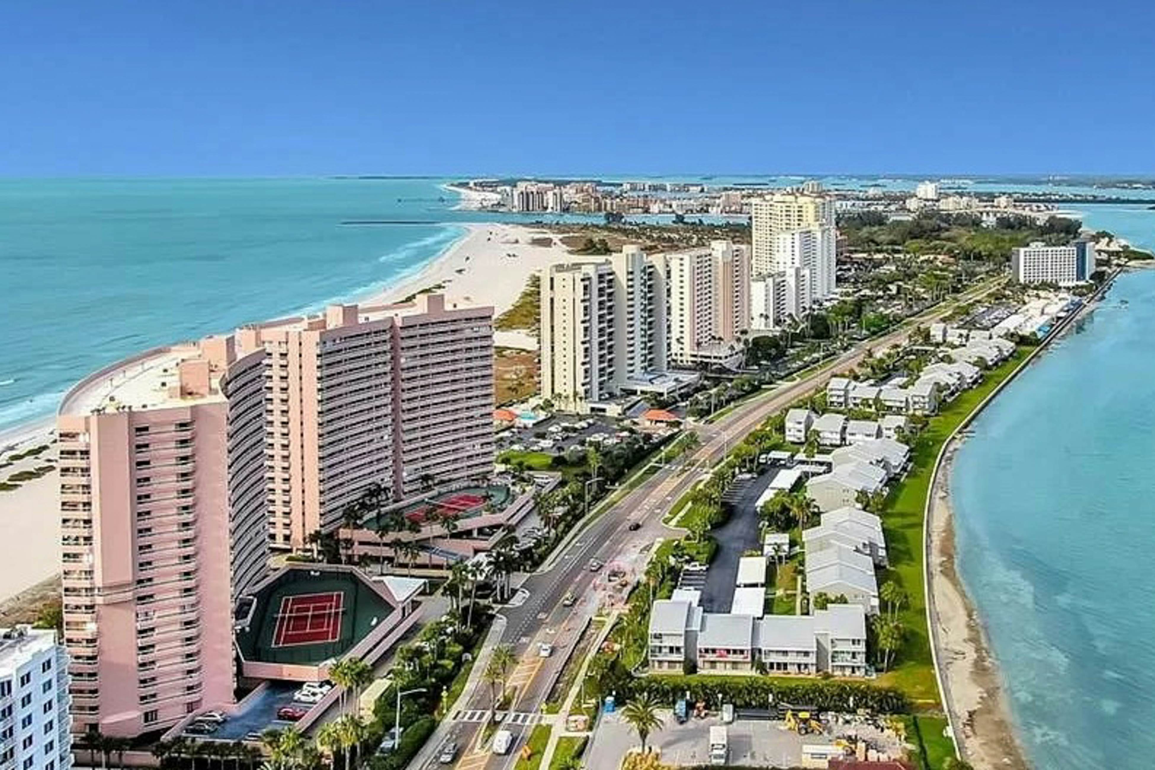 5th-floor condo with unobstructed views, heated pool, hot tub, gym & sauna