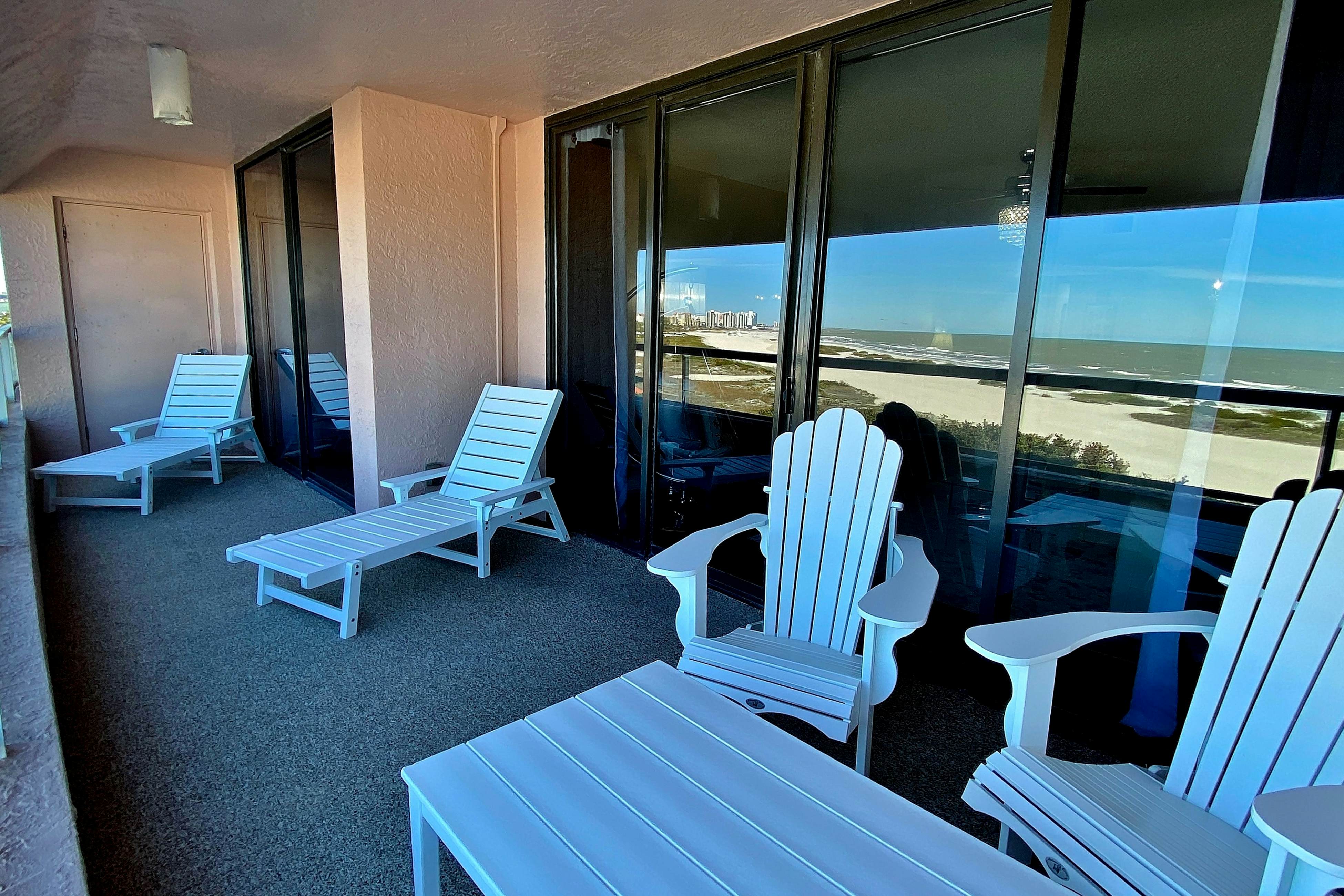 5th-floor condo with unobstructed views, heated pool, hot tub, gym & sauna