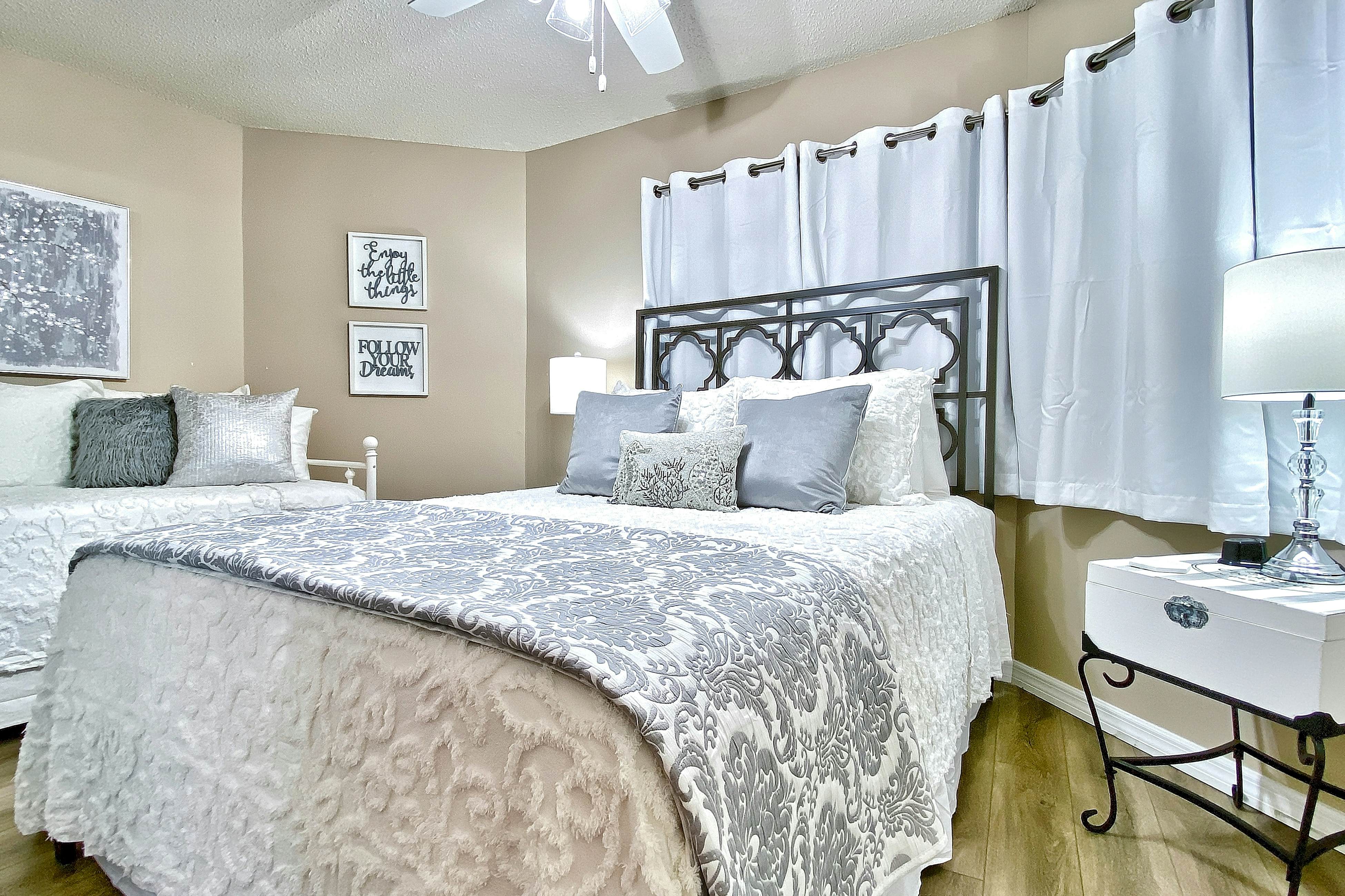 5th-floor condo with unobstructed views, heated pool, hot tub, gym & sauna