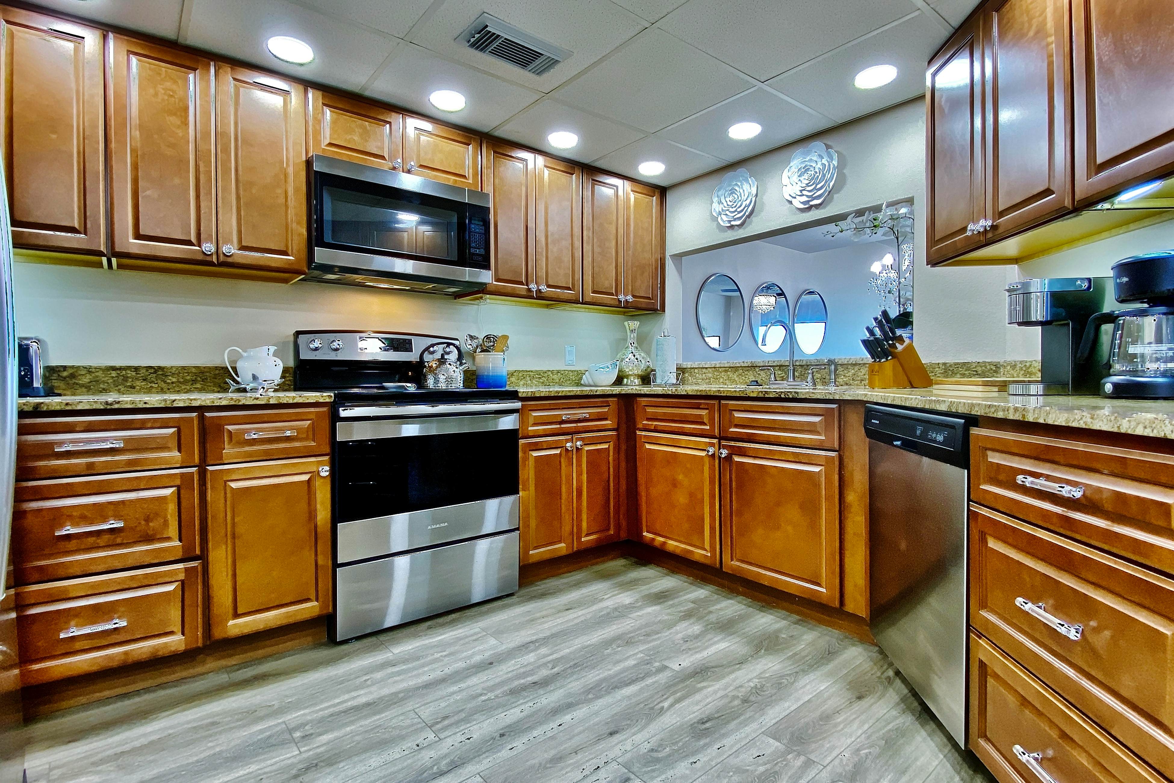 5th-floor condo with unobstructed views, heated pool, hot tub, gym & sauna