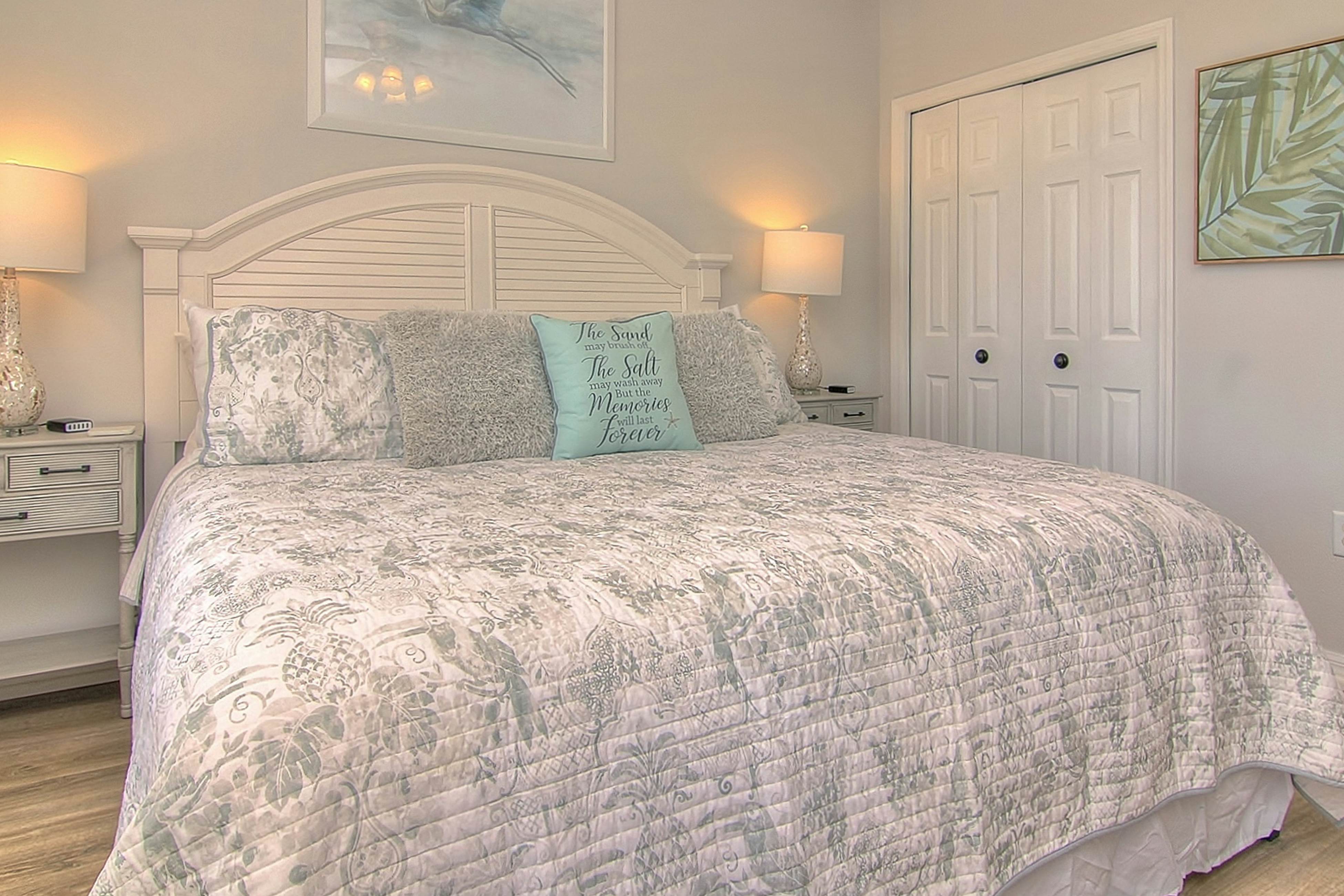 Upscale waterfront condo with heated pool & spa - walk to Clearwater Beach