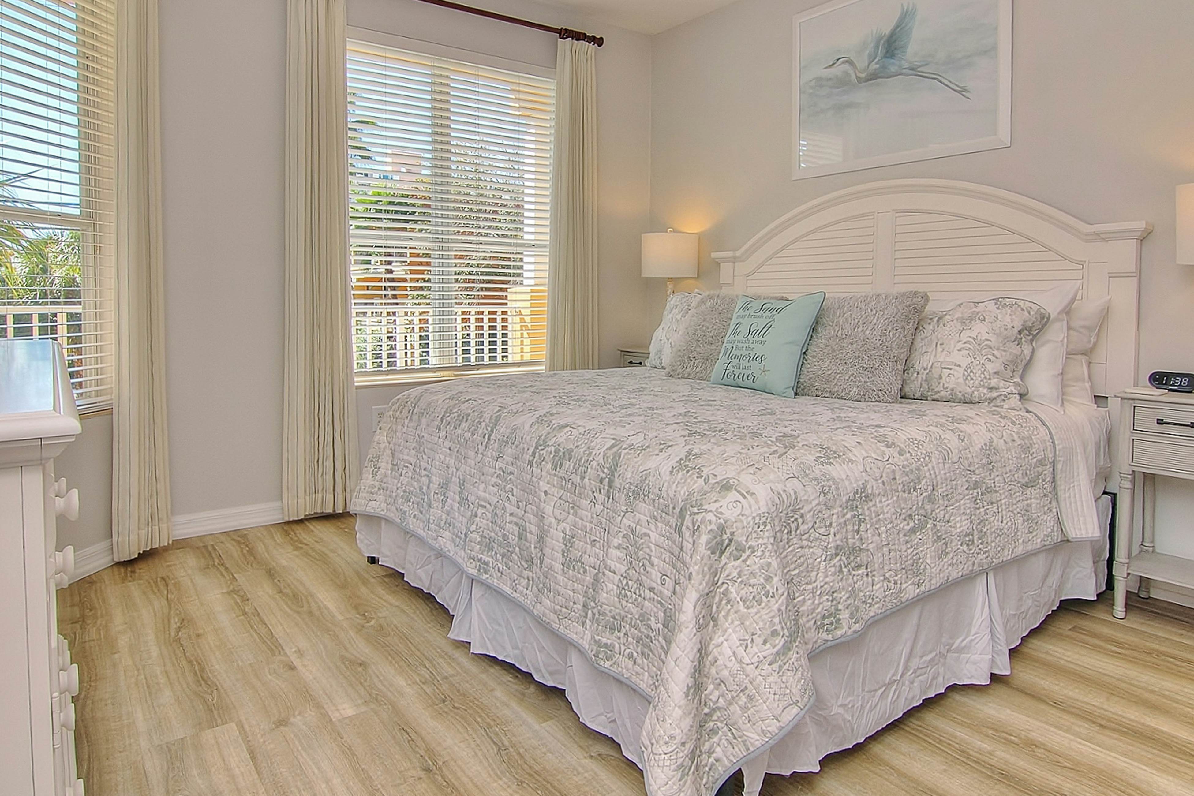 Upscale waterfront condo with heated pool & spa - walk to Clearwater Beach