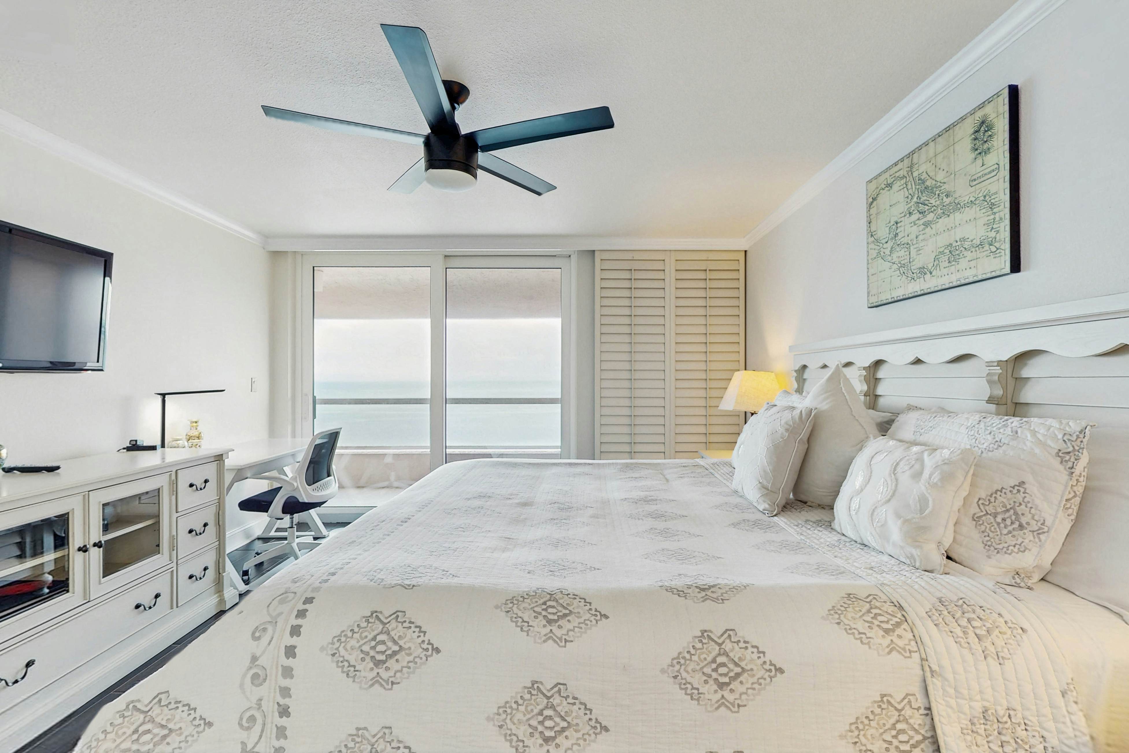 Luxe penthouse with balcony, sweeping views, heated pool, spa, hot tub & gym