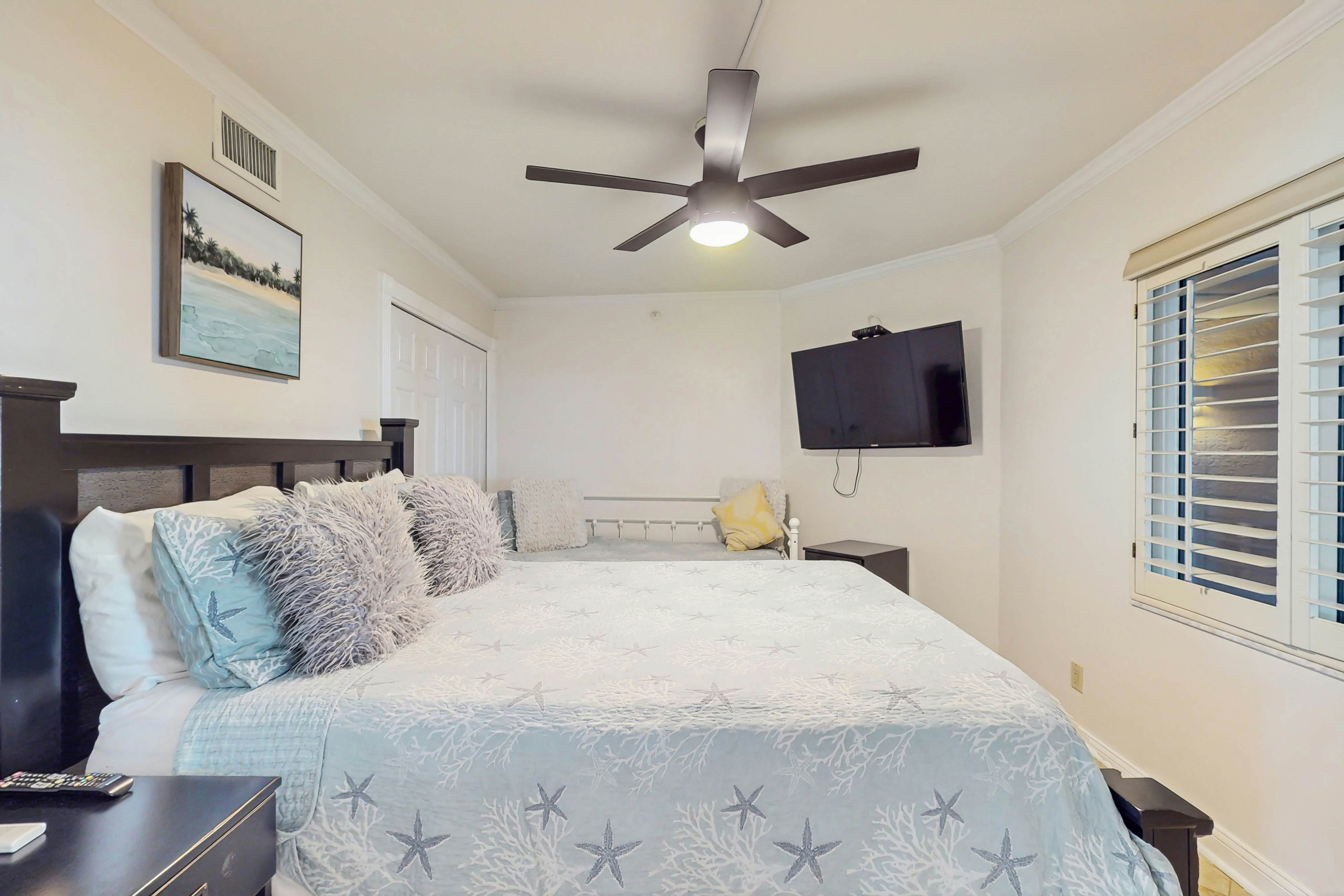 Luxe penthouse with balcony, sweeping views, heated pool, spa, hot tub & gym