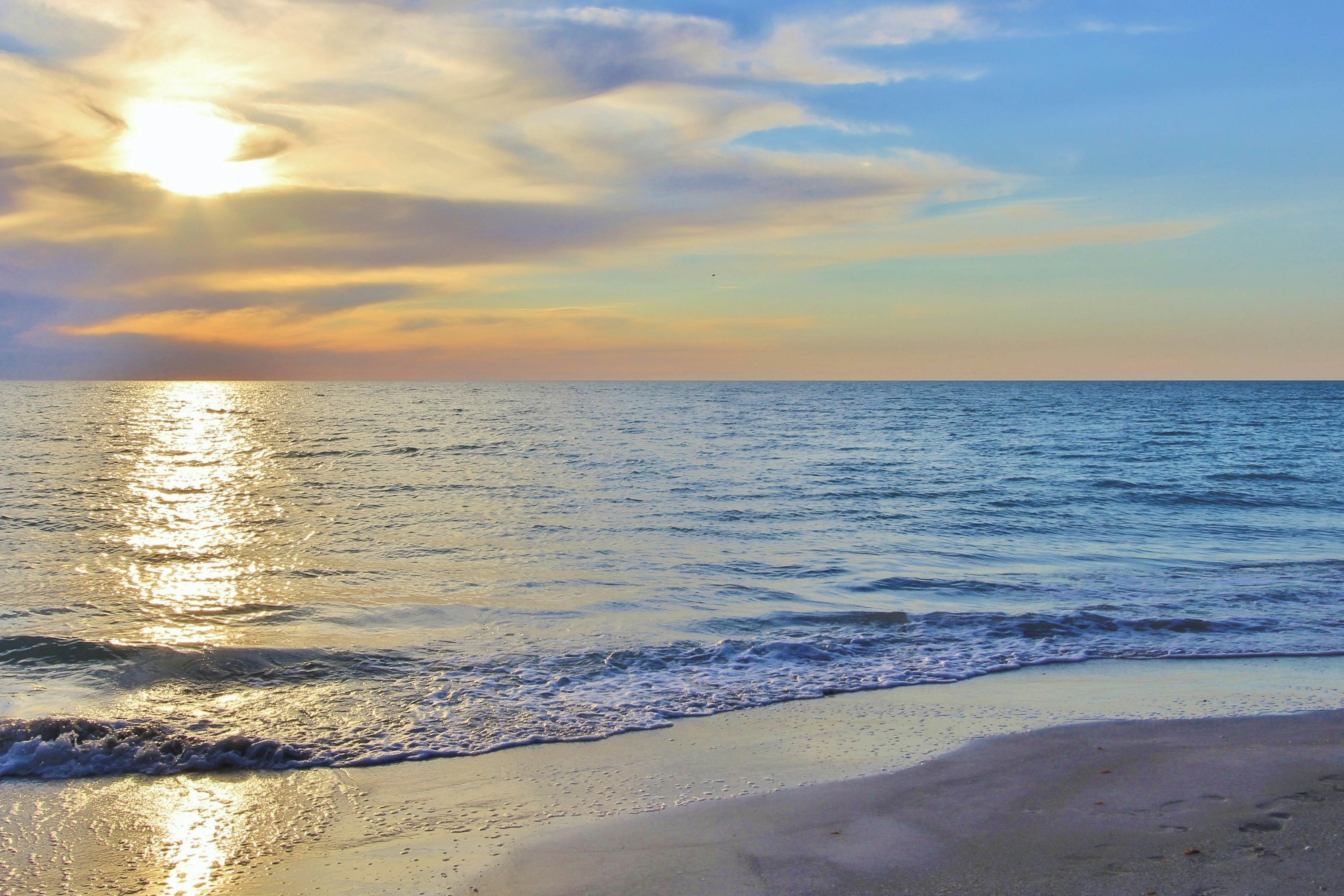 Luxe penthouse with balcony, sweeping views, heated pool, spa, hot tub & gym