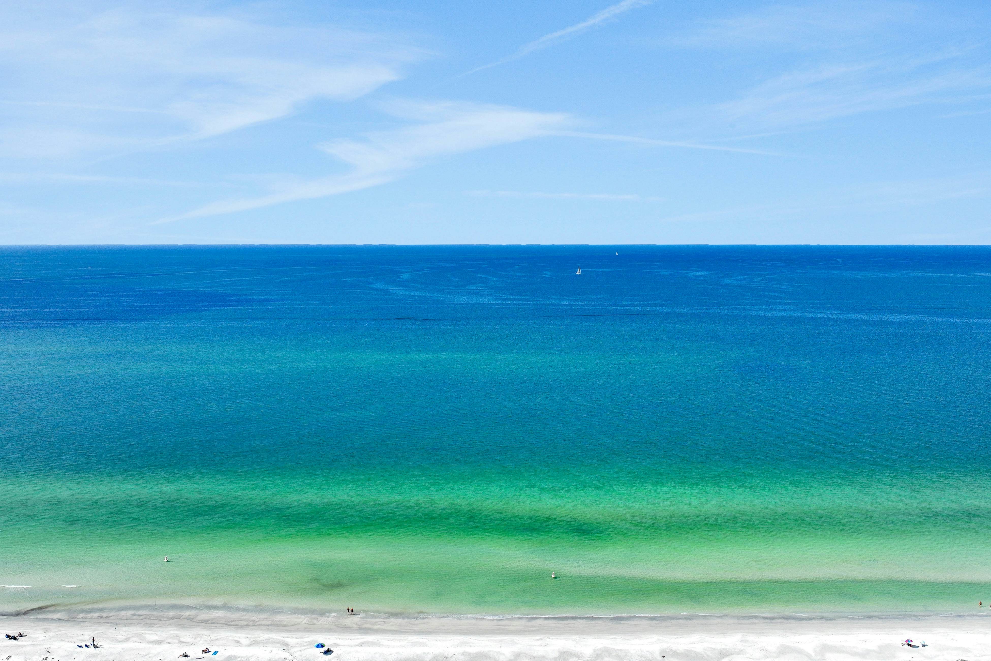 Luxe penthouse with balcony, sweeping views, heated pool, spa, hot tub & gym