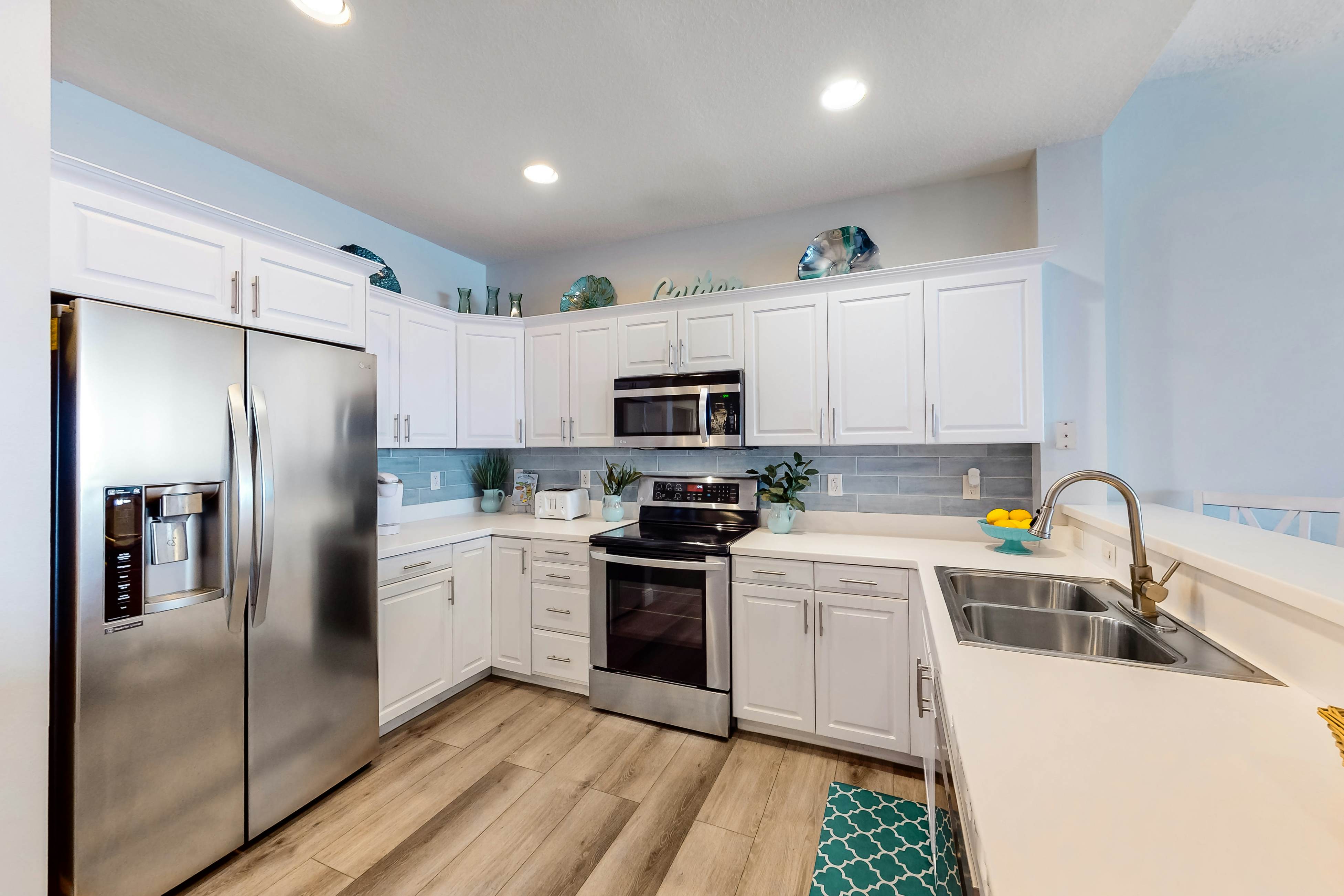 Beautiful condo minutes form beach with WiFi, AC, and pool  - One dog OK