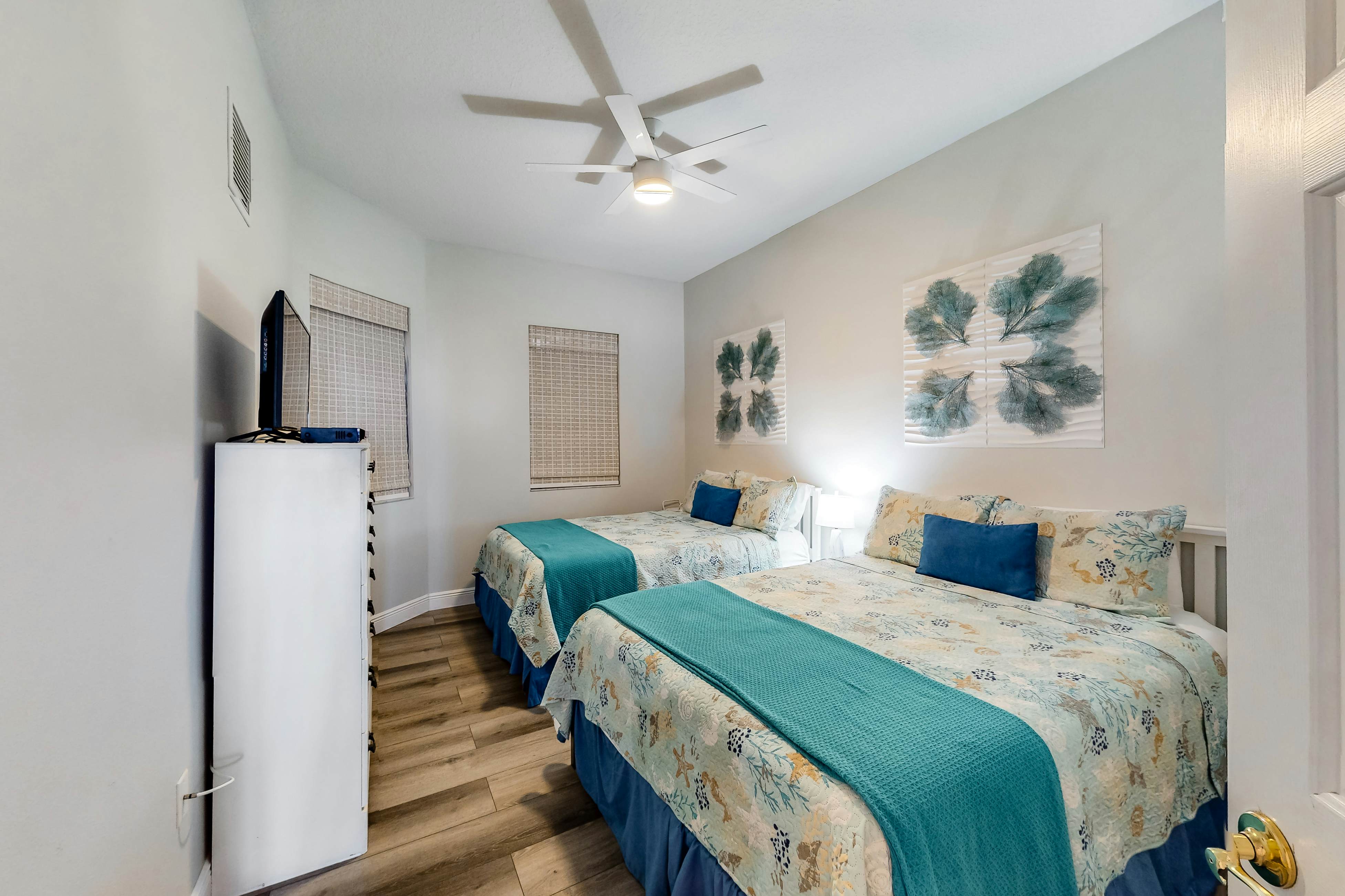 Beautiful condo minutes form beach with WiFi, AC, and pool  - One dog OK