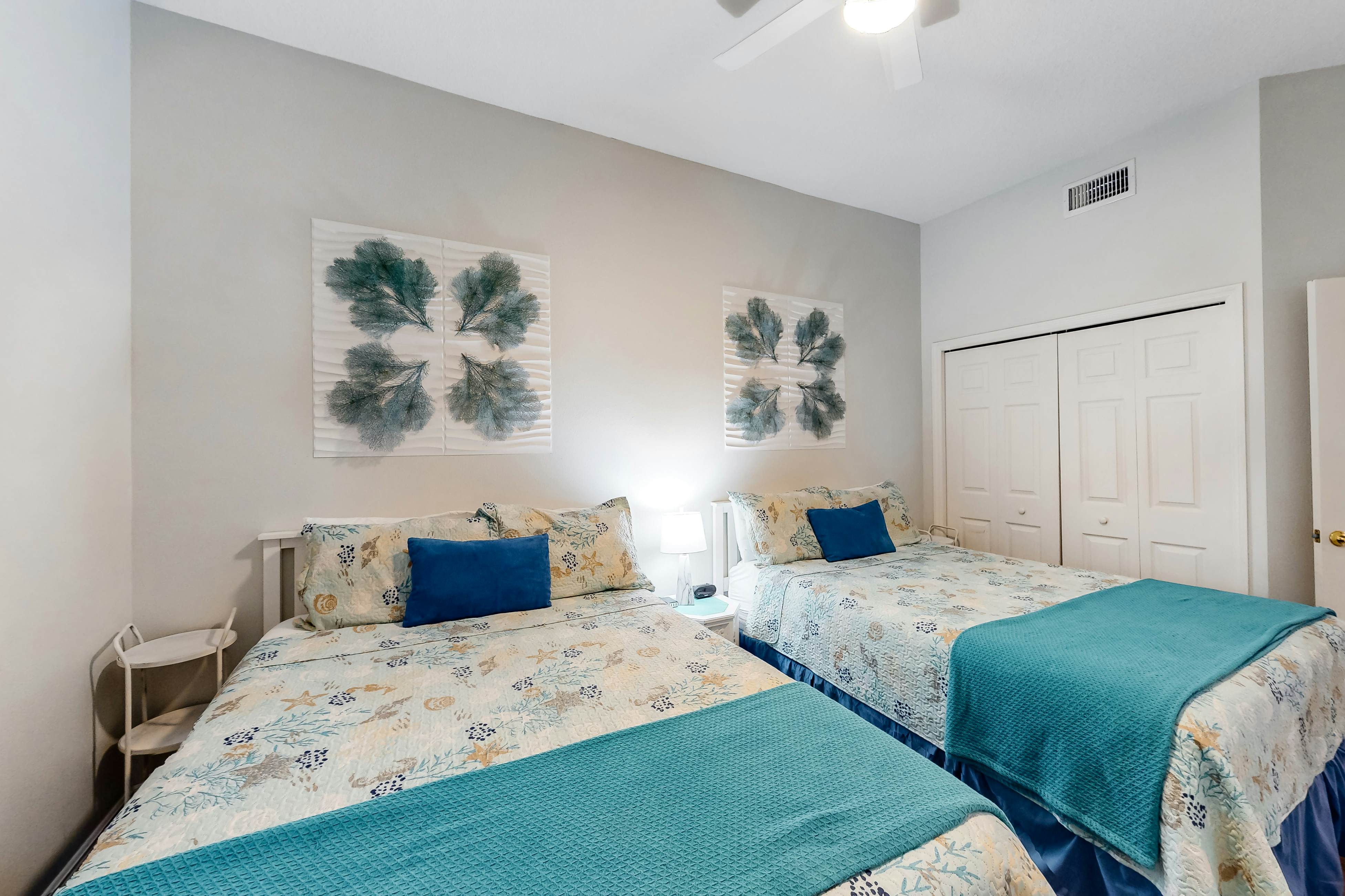 Beautiful condo minutes form beach with WiFi, AC, and pool  - One dog OK