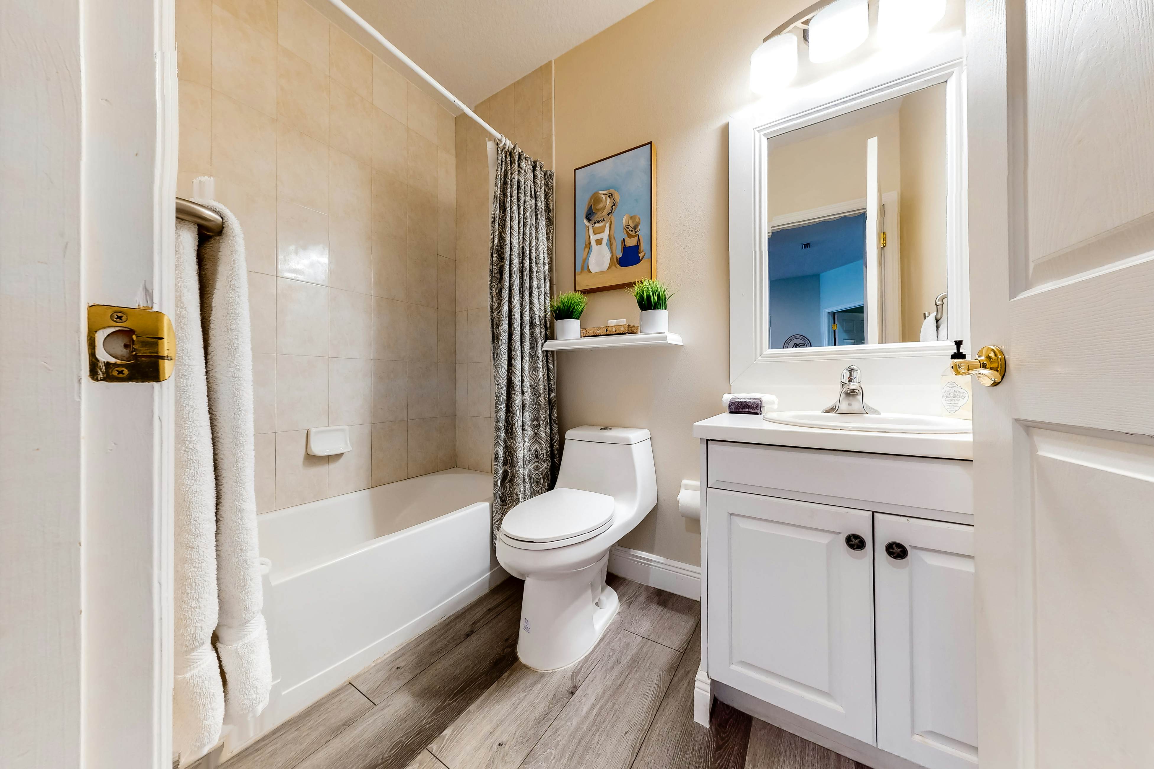 Beautiful condo minutes form beach with WiFi, AC, and pool  - One dog OK