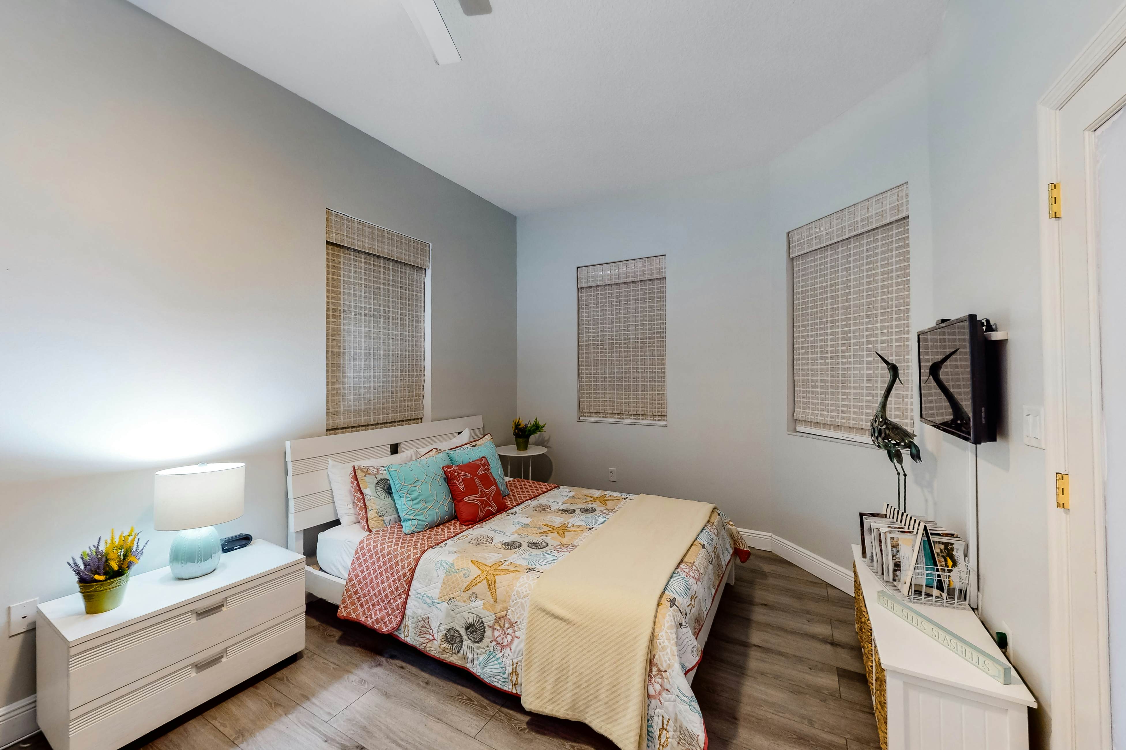 Beautiful condo minutes form beach with WiFi, AC, and pool  - One dog OK