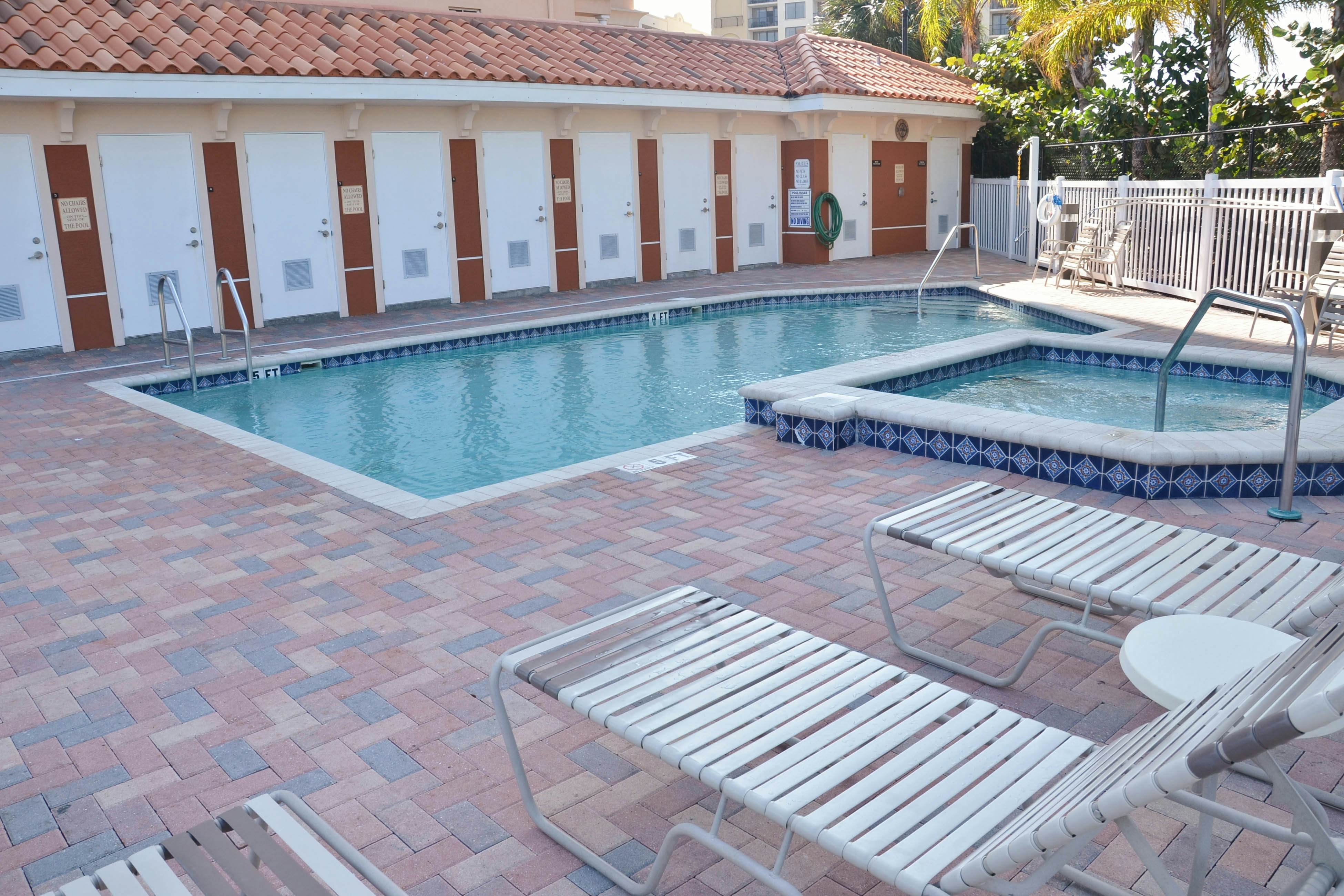 Beautiful condo minutes form beach with WiFi, AC, and pool  - One dog OK