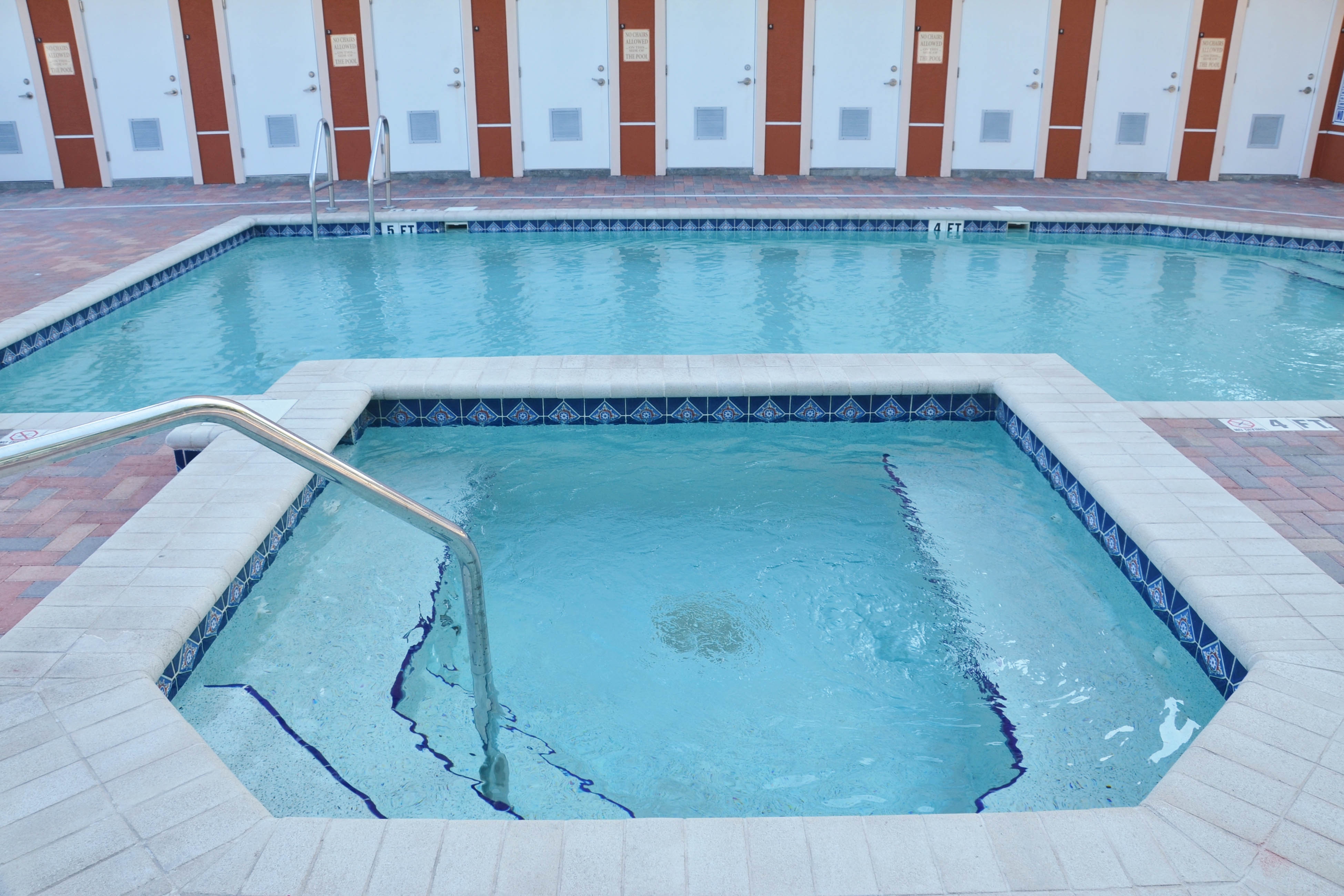 Beautiful condo minutes form beach with WiFi AC and pool One dog OK