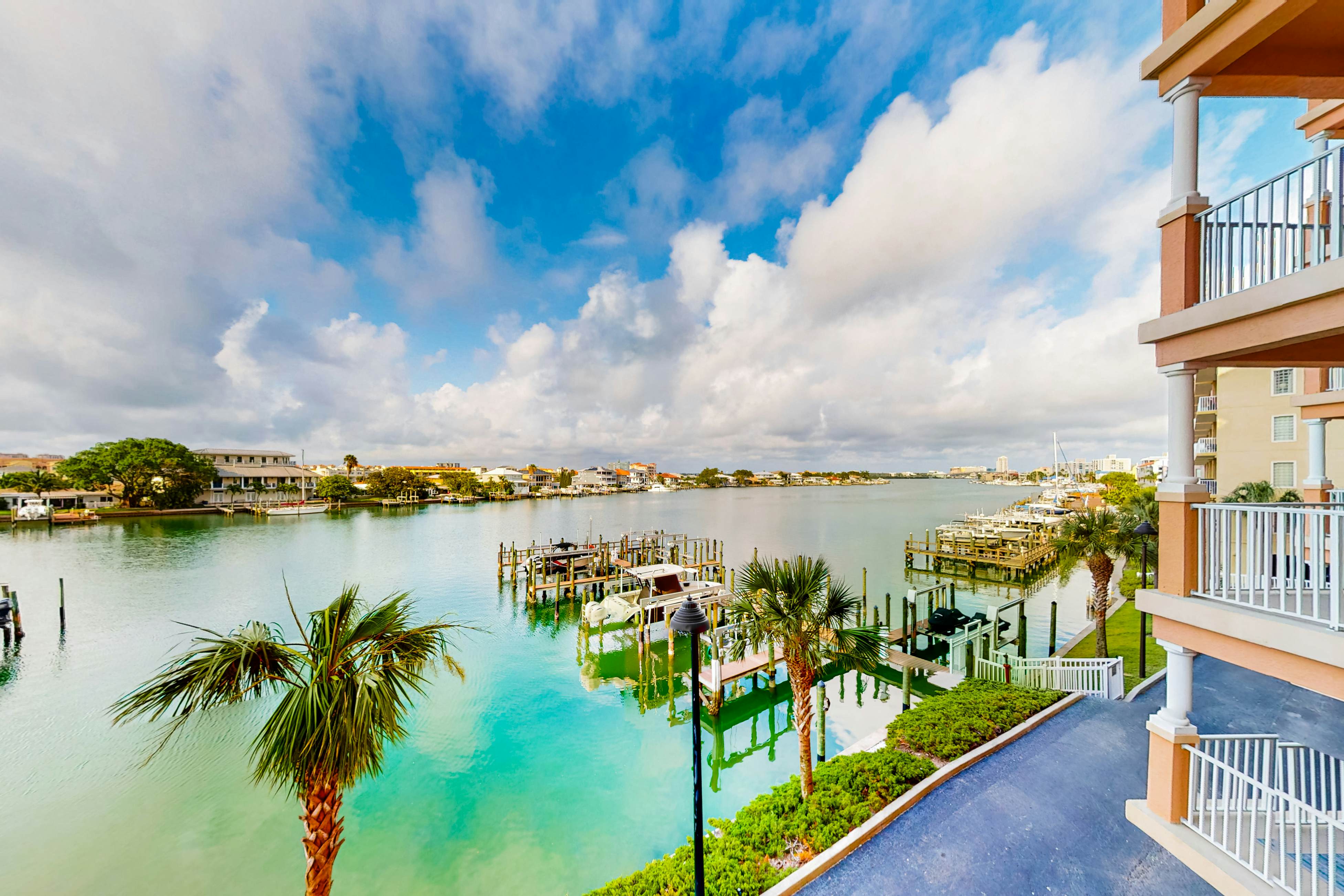 Beautiful condo minutes form beach with WiFi, AC, and pool  - One dog OK