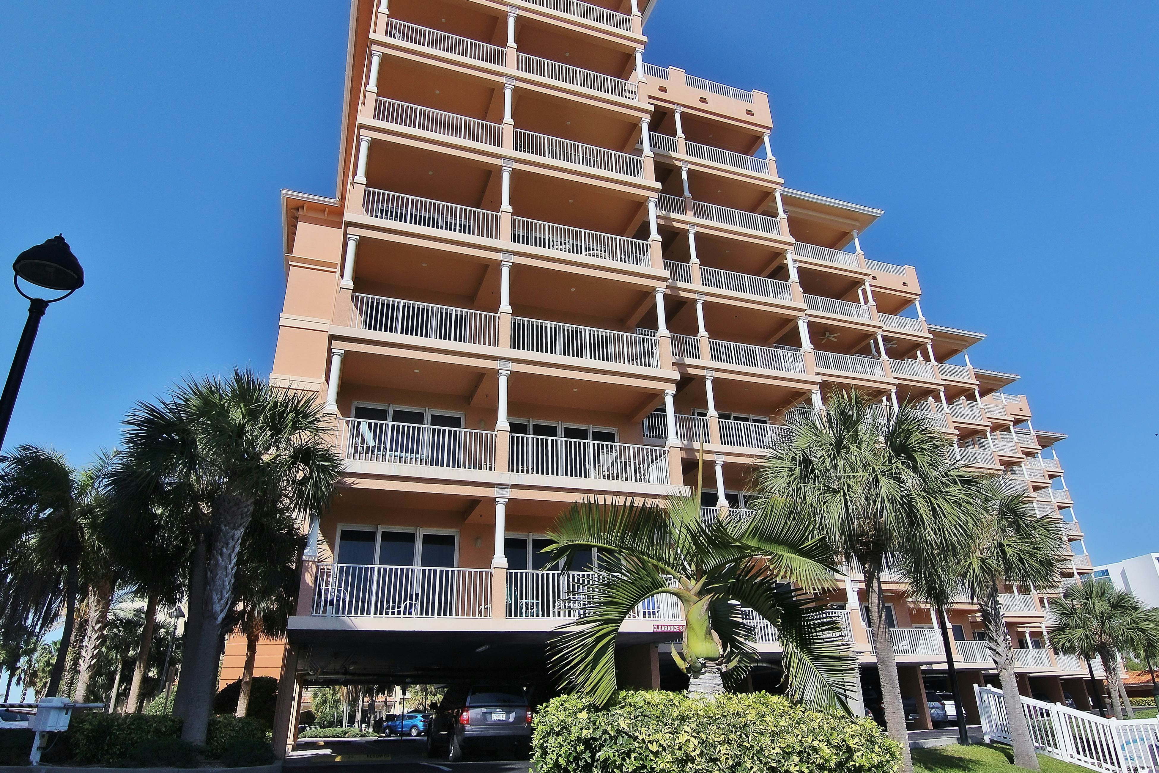 Beautiful condo minutes form beach with WiFi, AC, and pool  - One dog OK