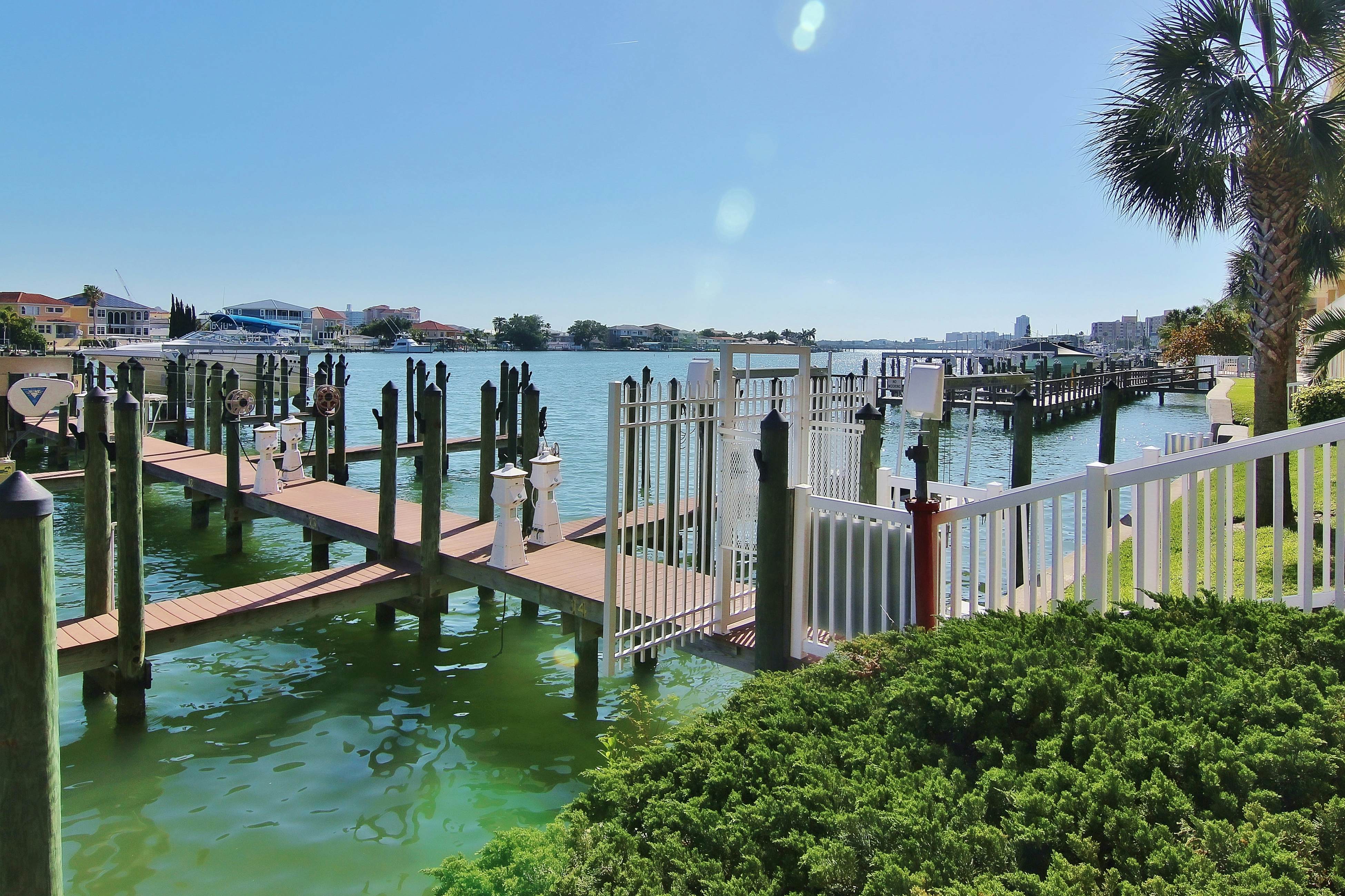 Beautiful condo minutes form beach with WiFi, AC, and pool  - One dog OK