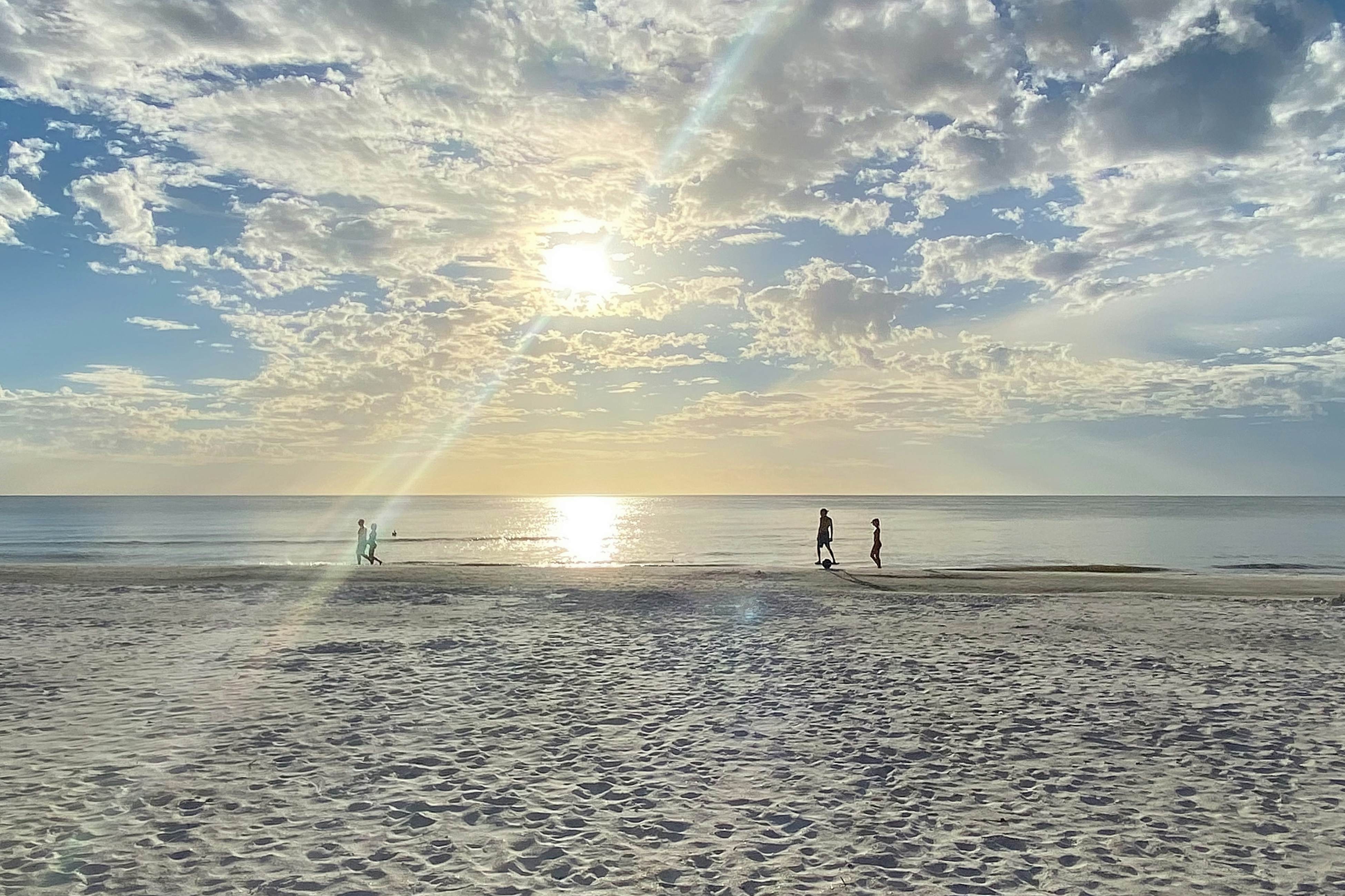 Beautiful condo minutes form beach with WiFi, AC, and pool  - One dog OK