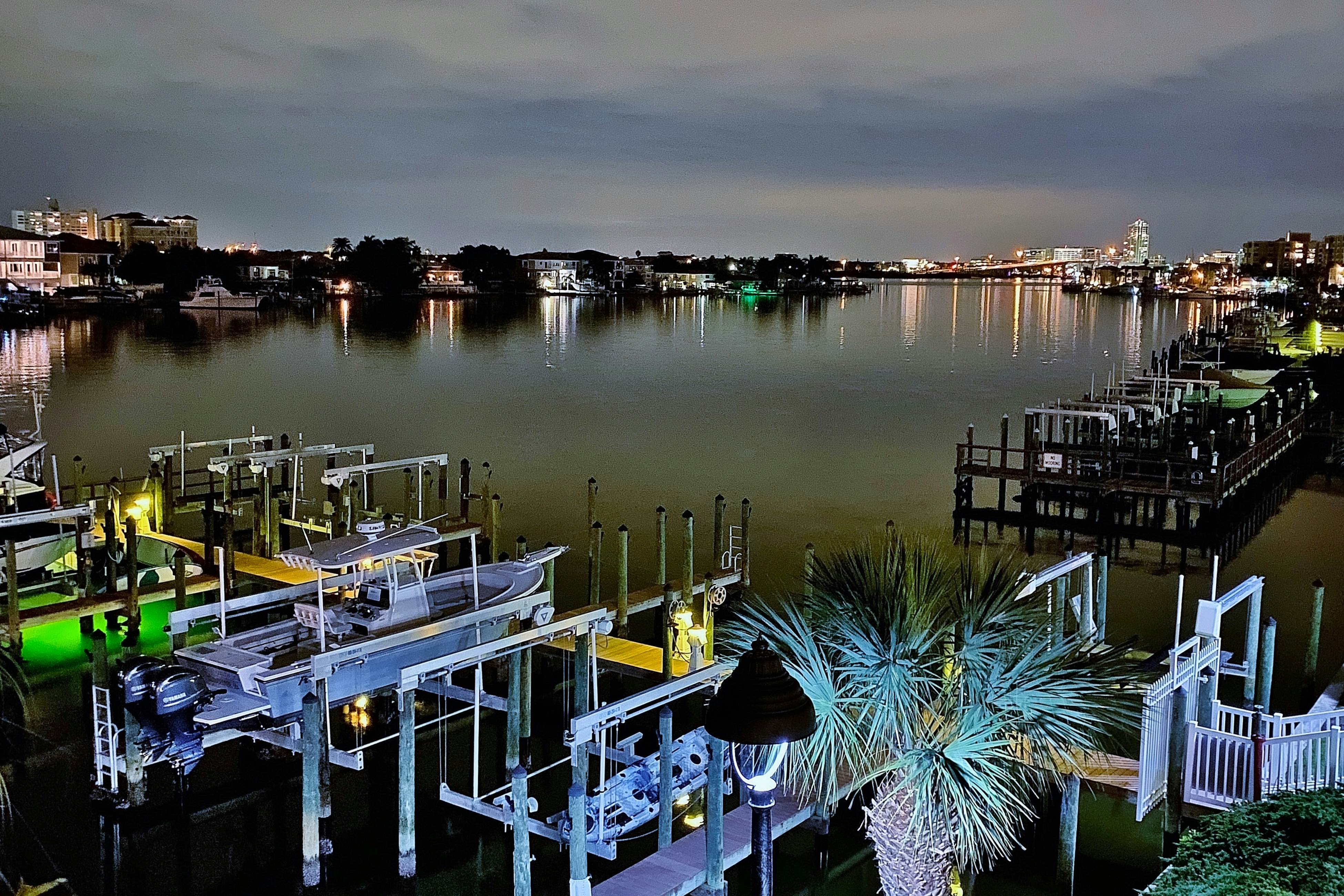 Beautiful condo minutes form beach with WiFi, AC, and pool  - One dog OK