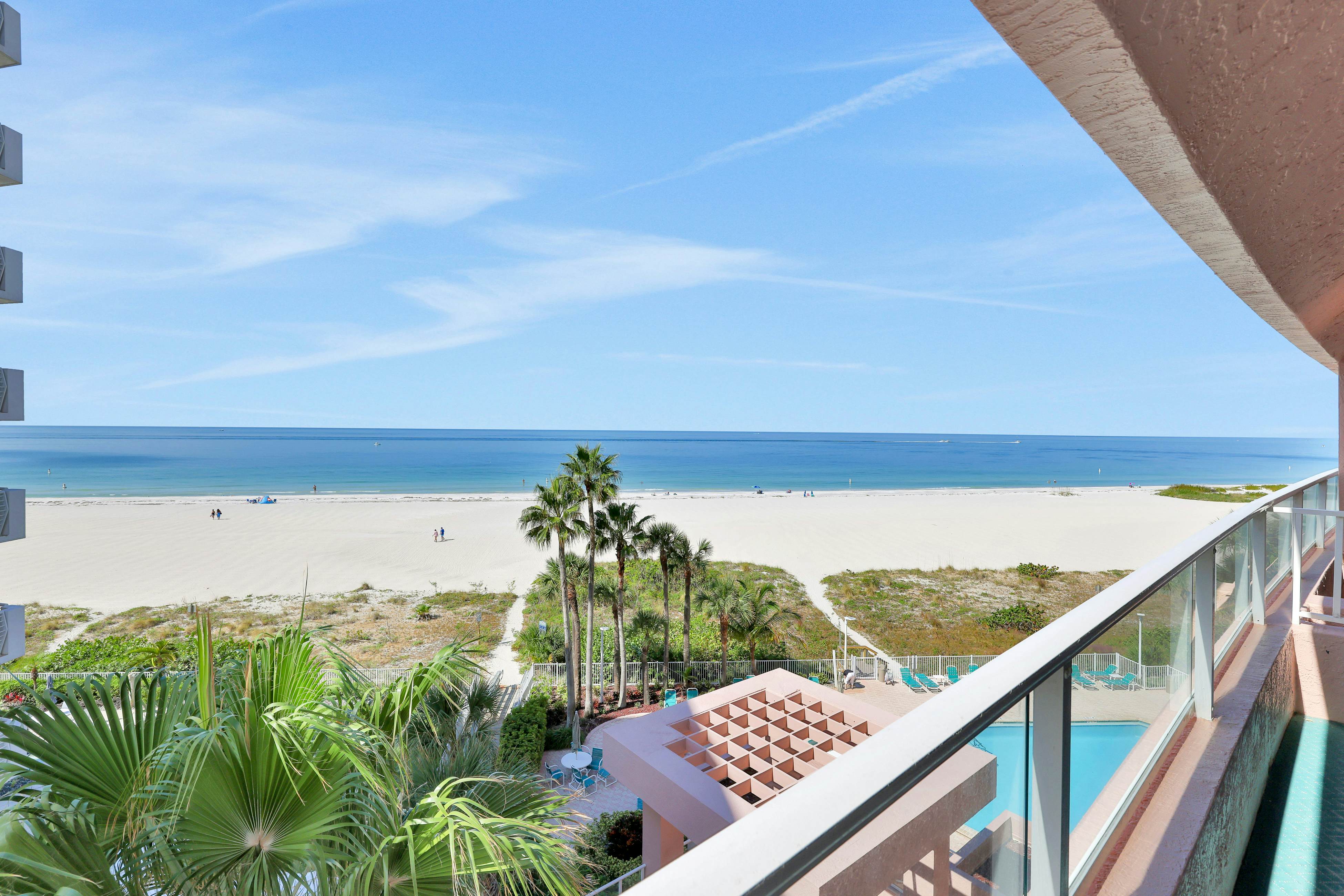 Beachfront condo with multiple balconies, heated pool, gym, hot tub & AC