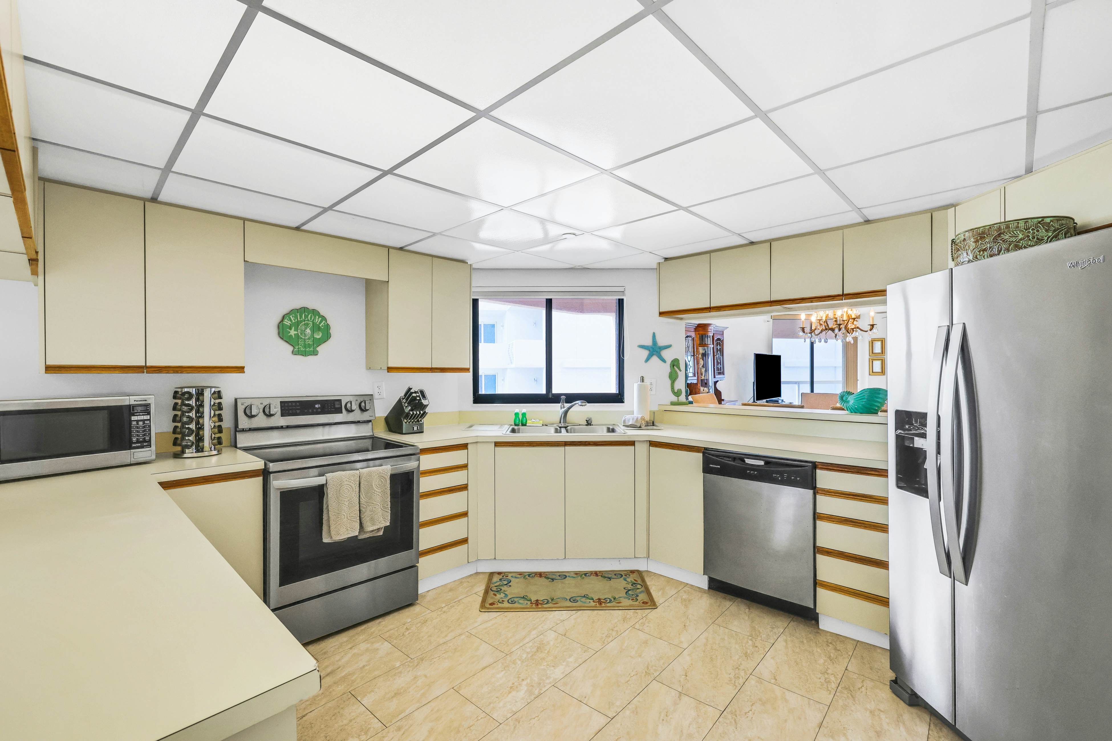 Beachfront condo with multiple balconies, heated pool, gym, hot tub & AC