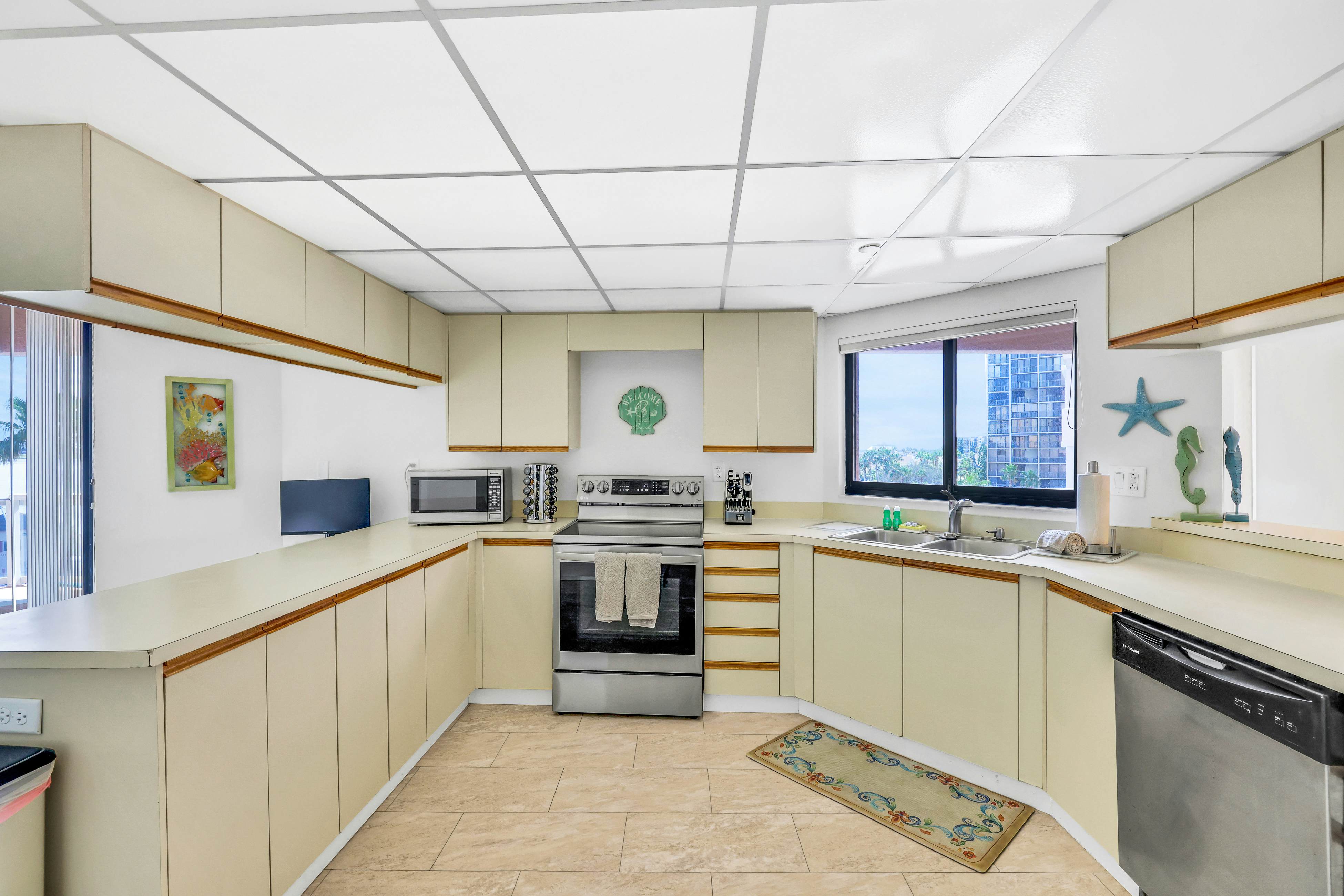 Beachfront condo with multiple balconies, heated pool, gym, hot tub & AC